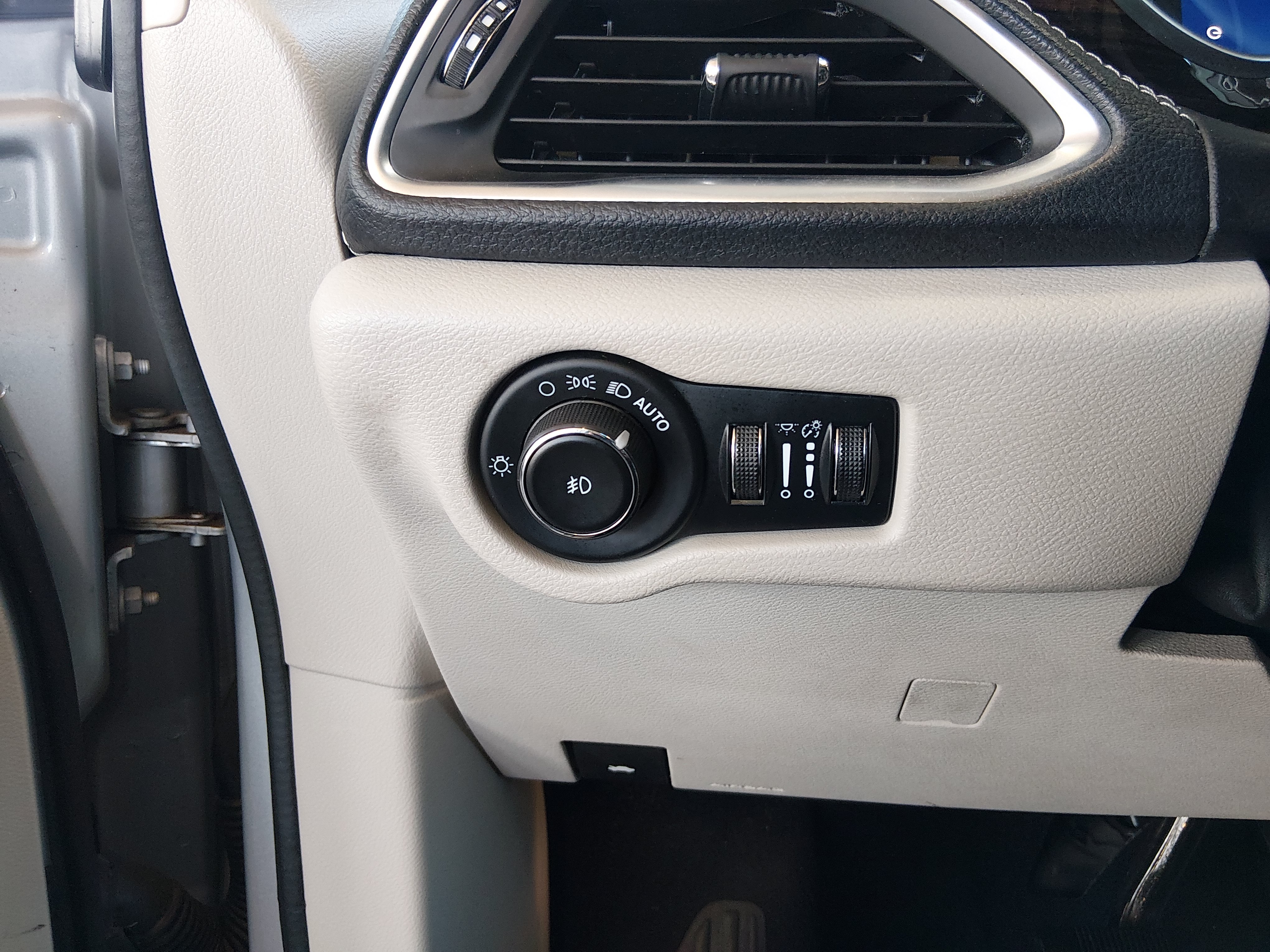 2023 Chrysler Pacifica Hybrid Limited - Photo 13
