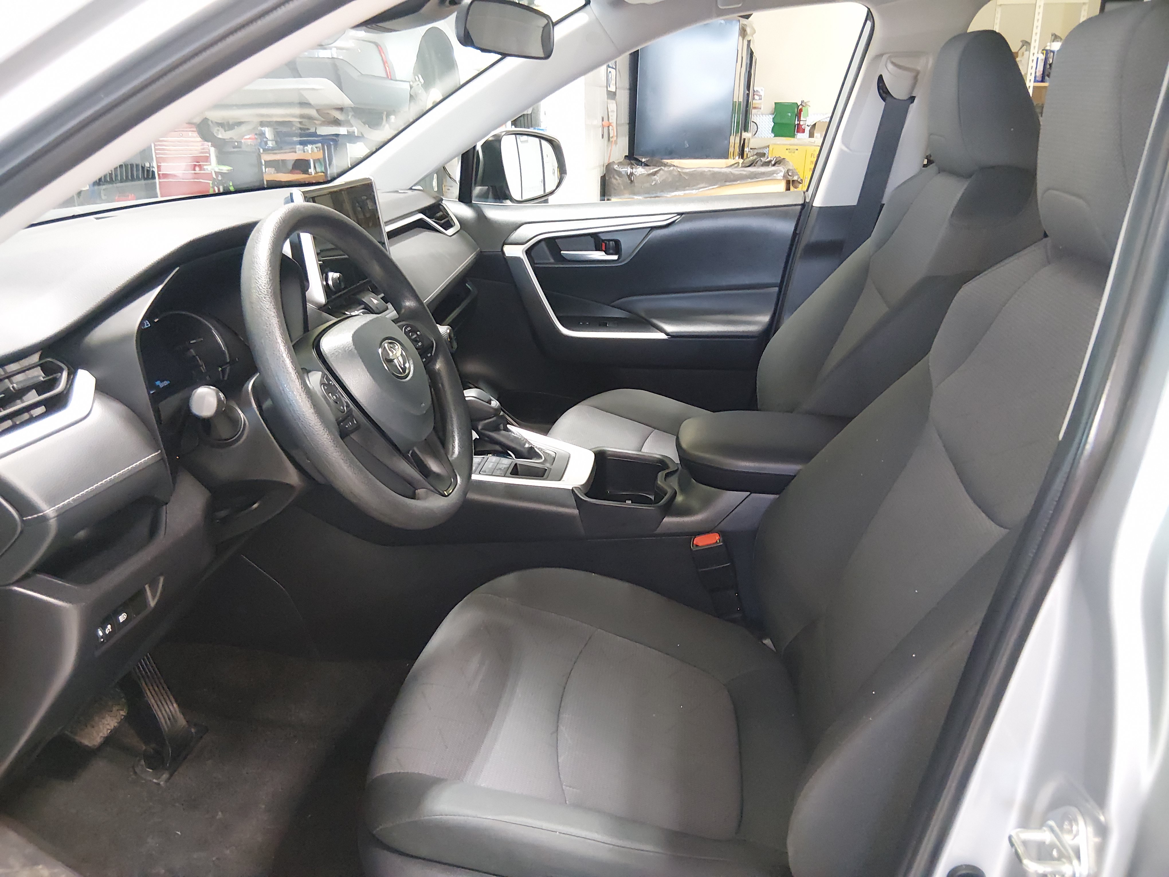 2025 Toyota RAV4 XLE - Photo 20