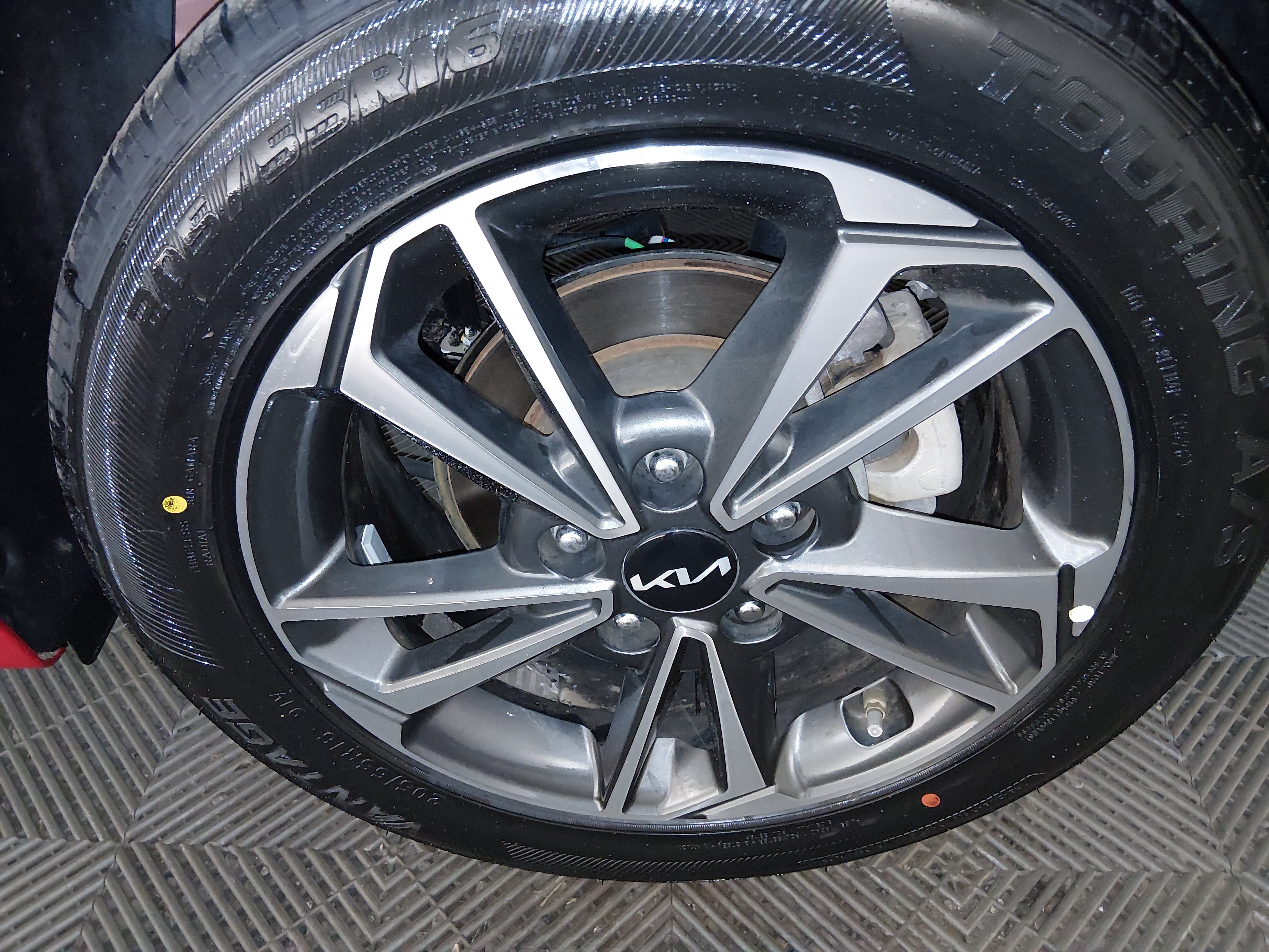 2024 Kia Forte LXS - Photo 10