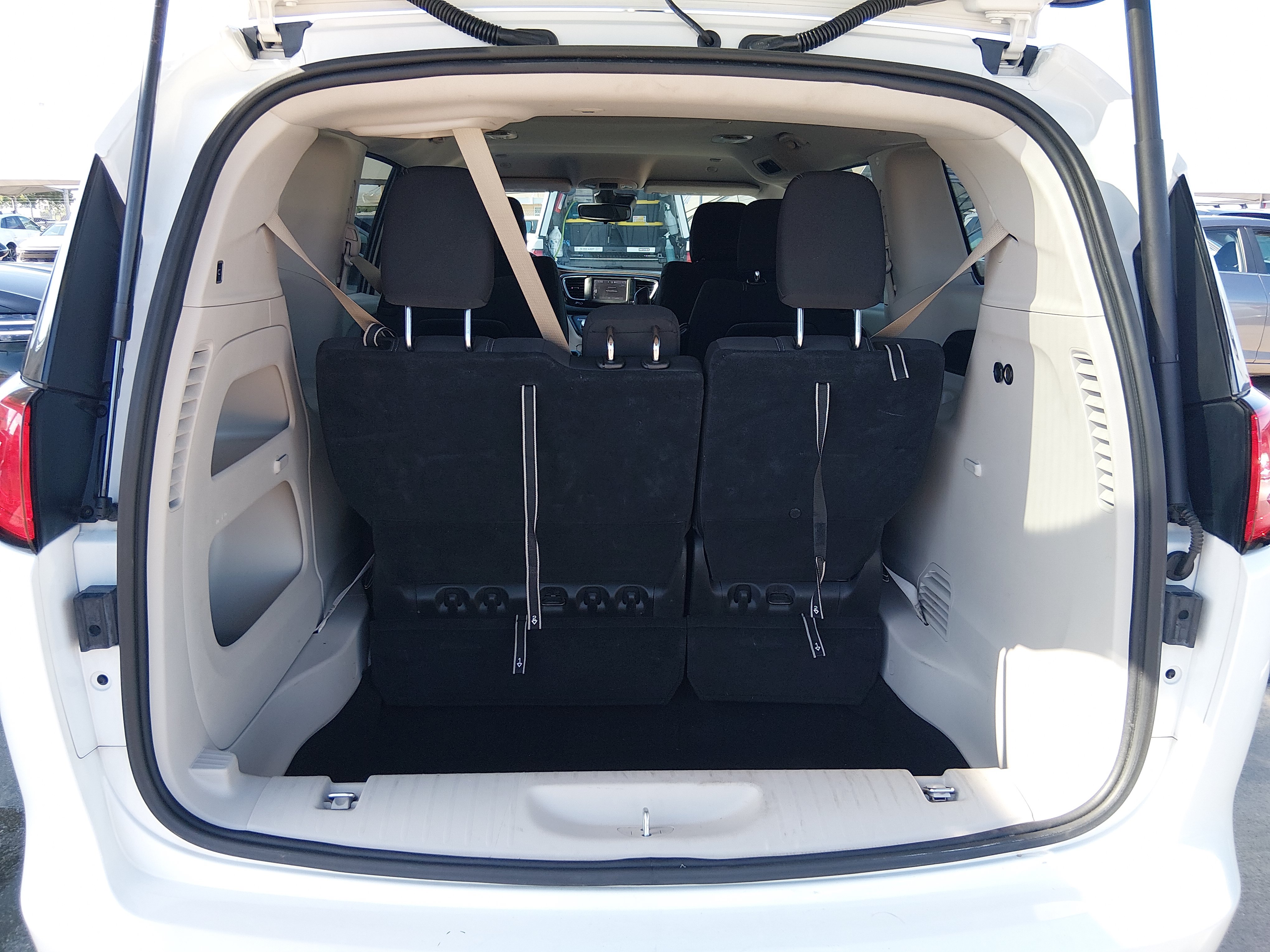 2023 Chrysler Voyager LX - Photo 11