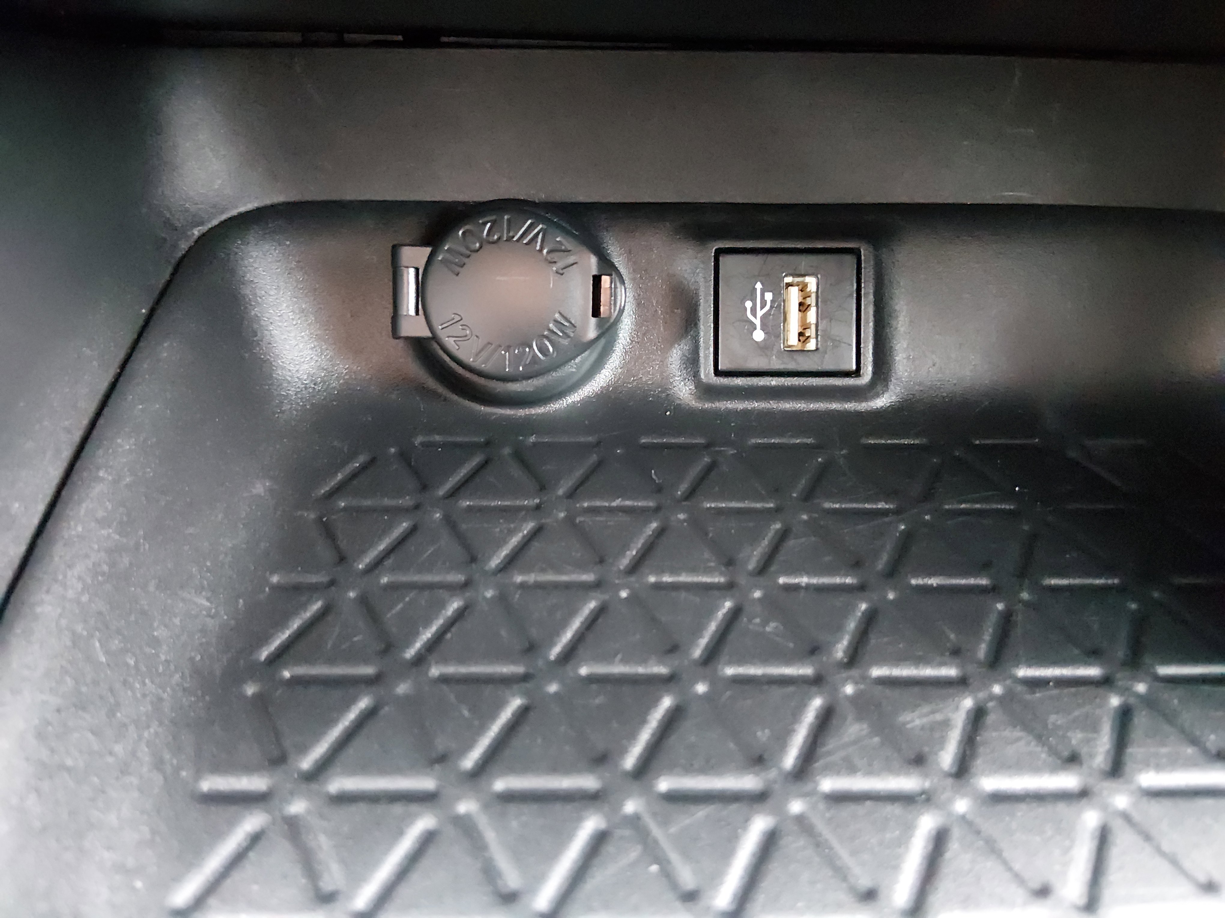 2023 Toyota RAV4 LE - Photo 18