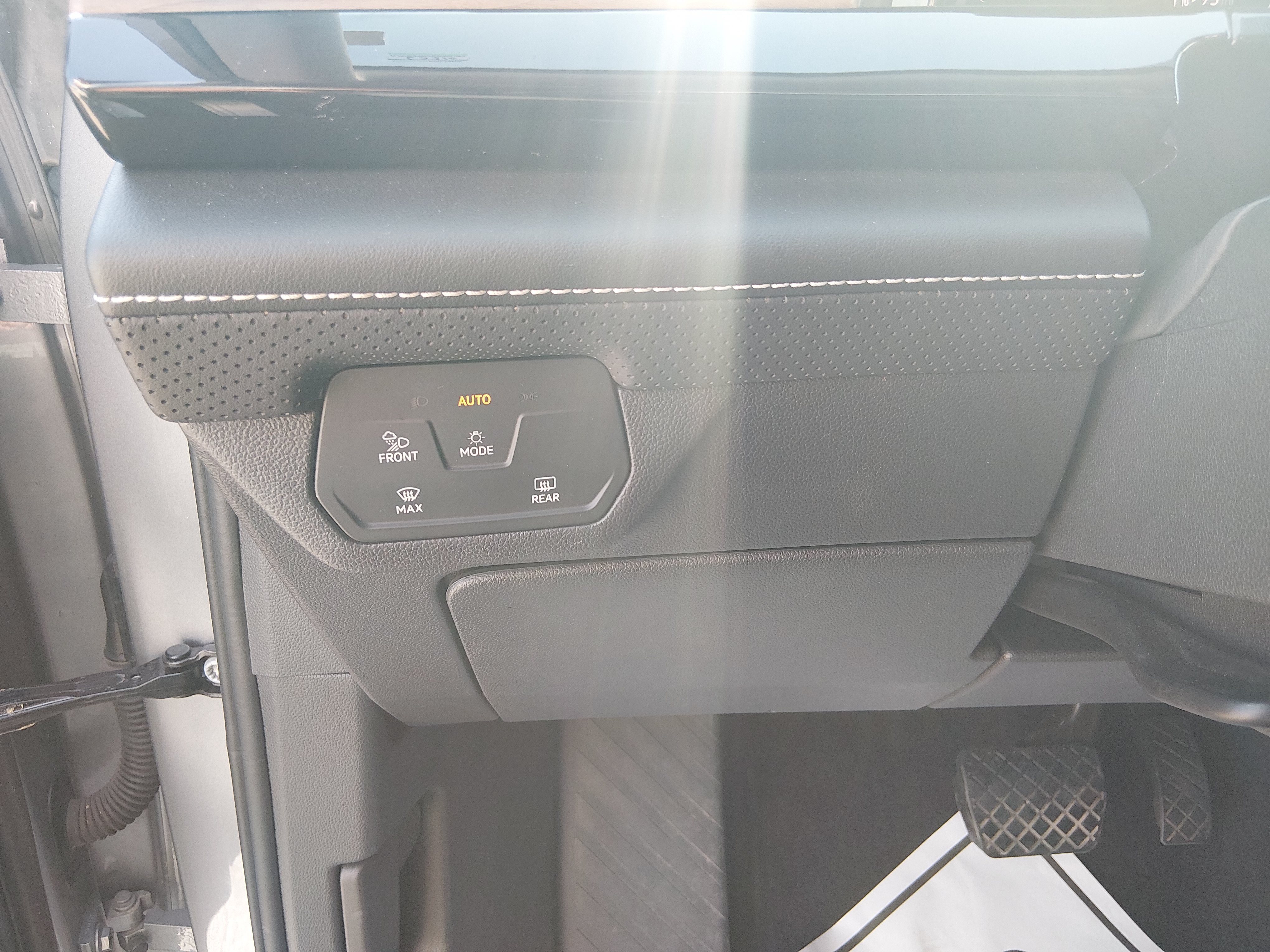 2024 Volkswagen Atlas SE w/Tech - Photo 13