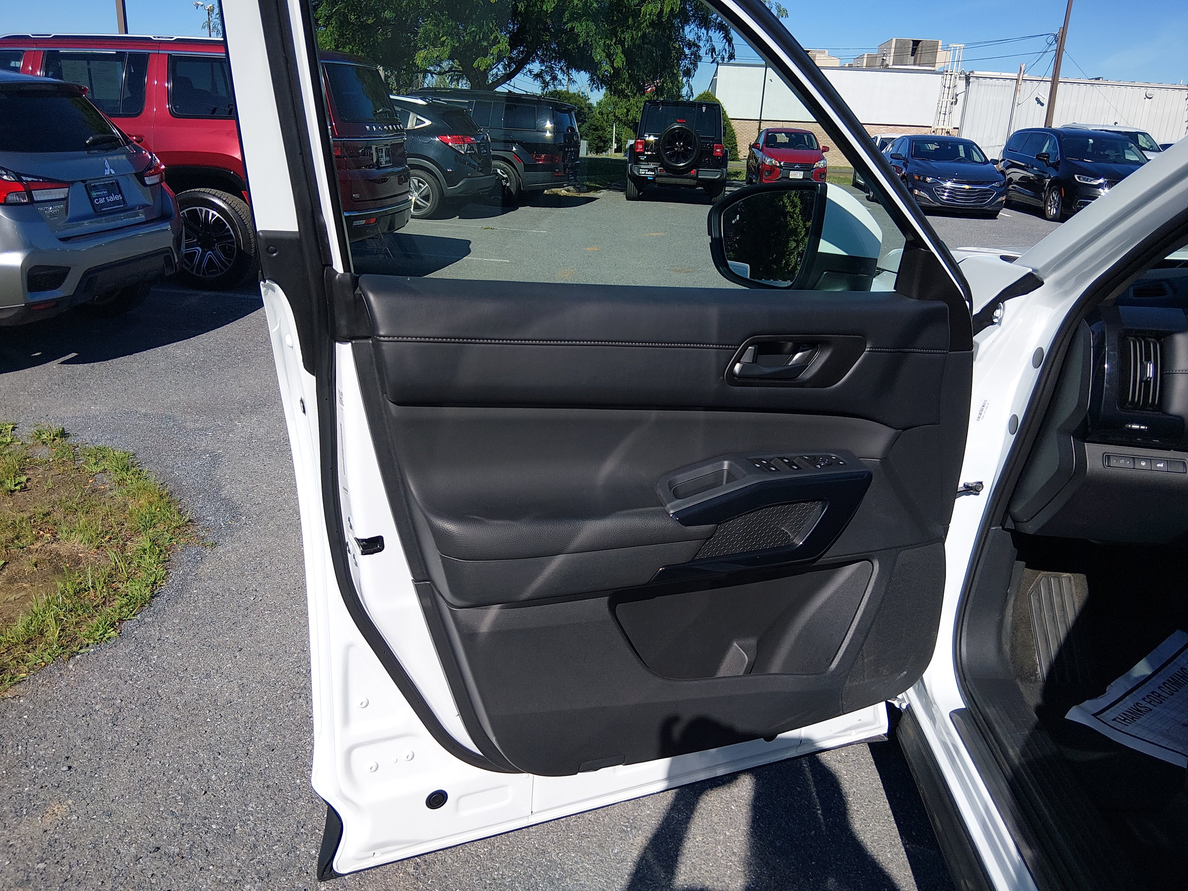 2025 Nissan Pathfinder SV - Photo 14