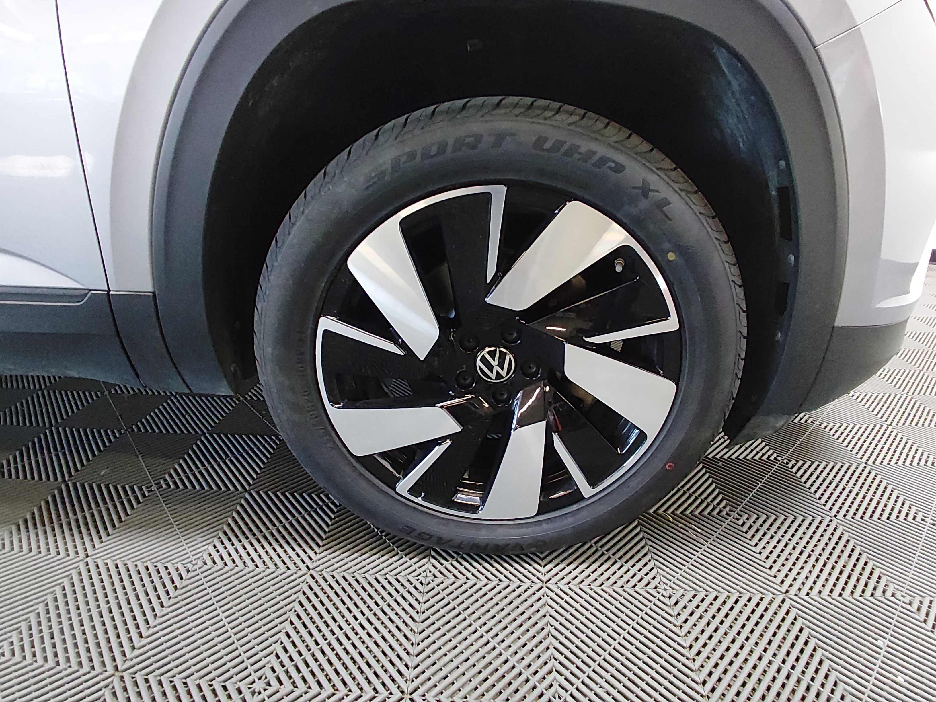 2025 Volkswagen Atlas Cross Sport SE w/Tech - Photo 10