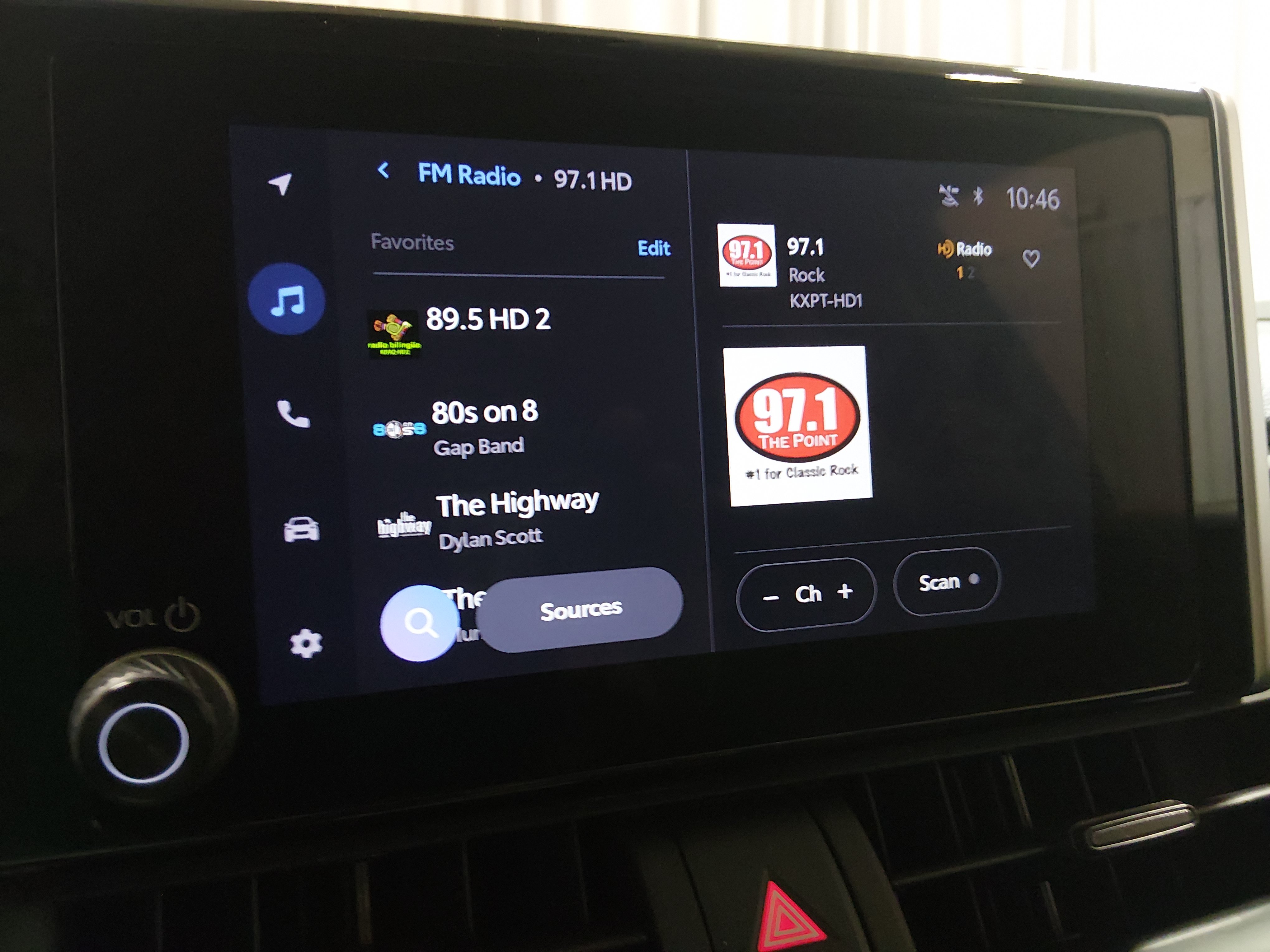 2025 Toyota RAV4 XLE - Photo 17