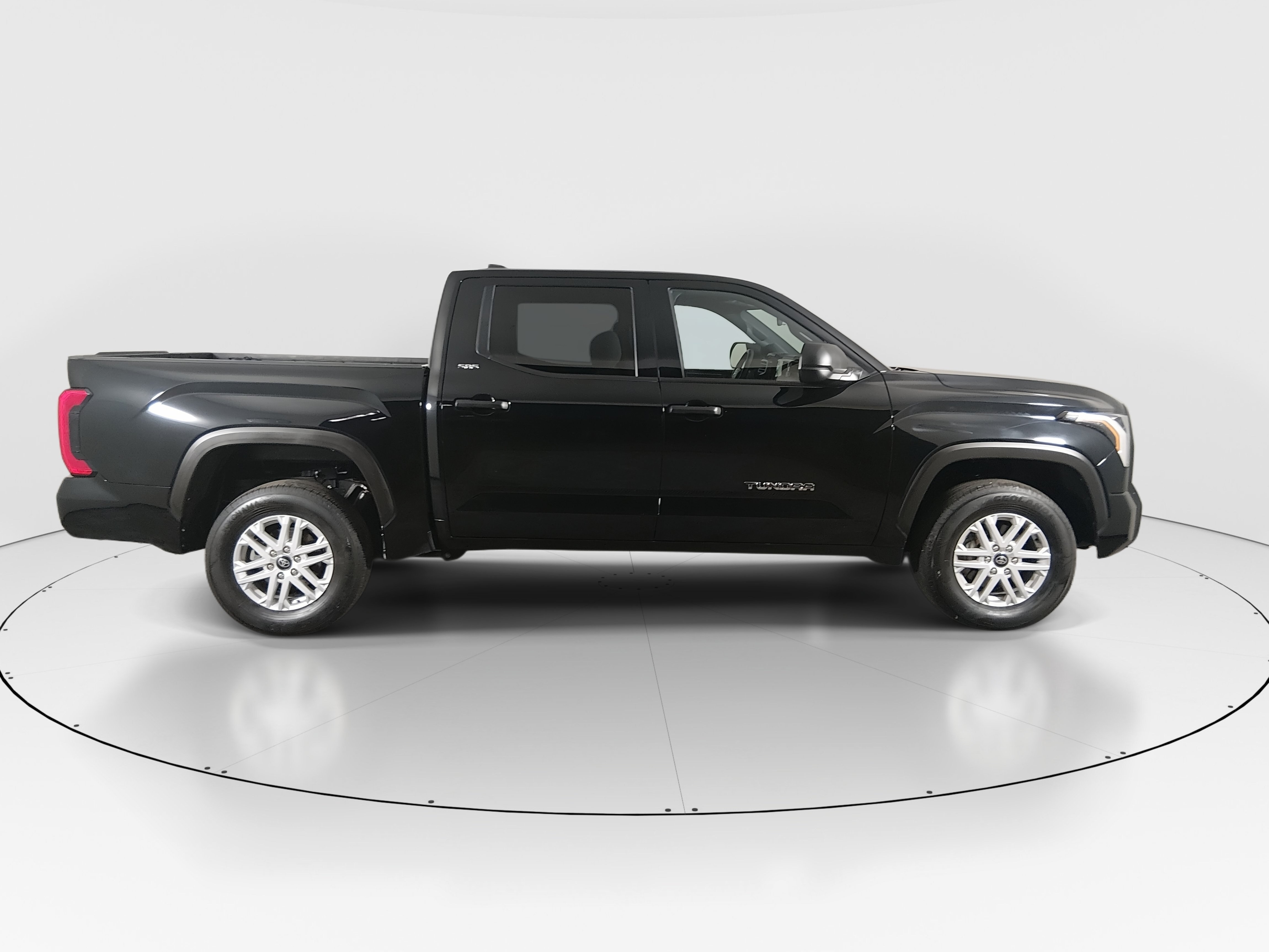 2025 Toyota Tundra SR5 - Photo 8