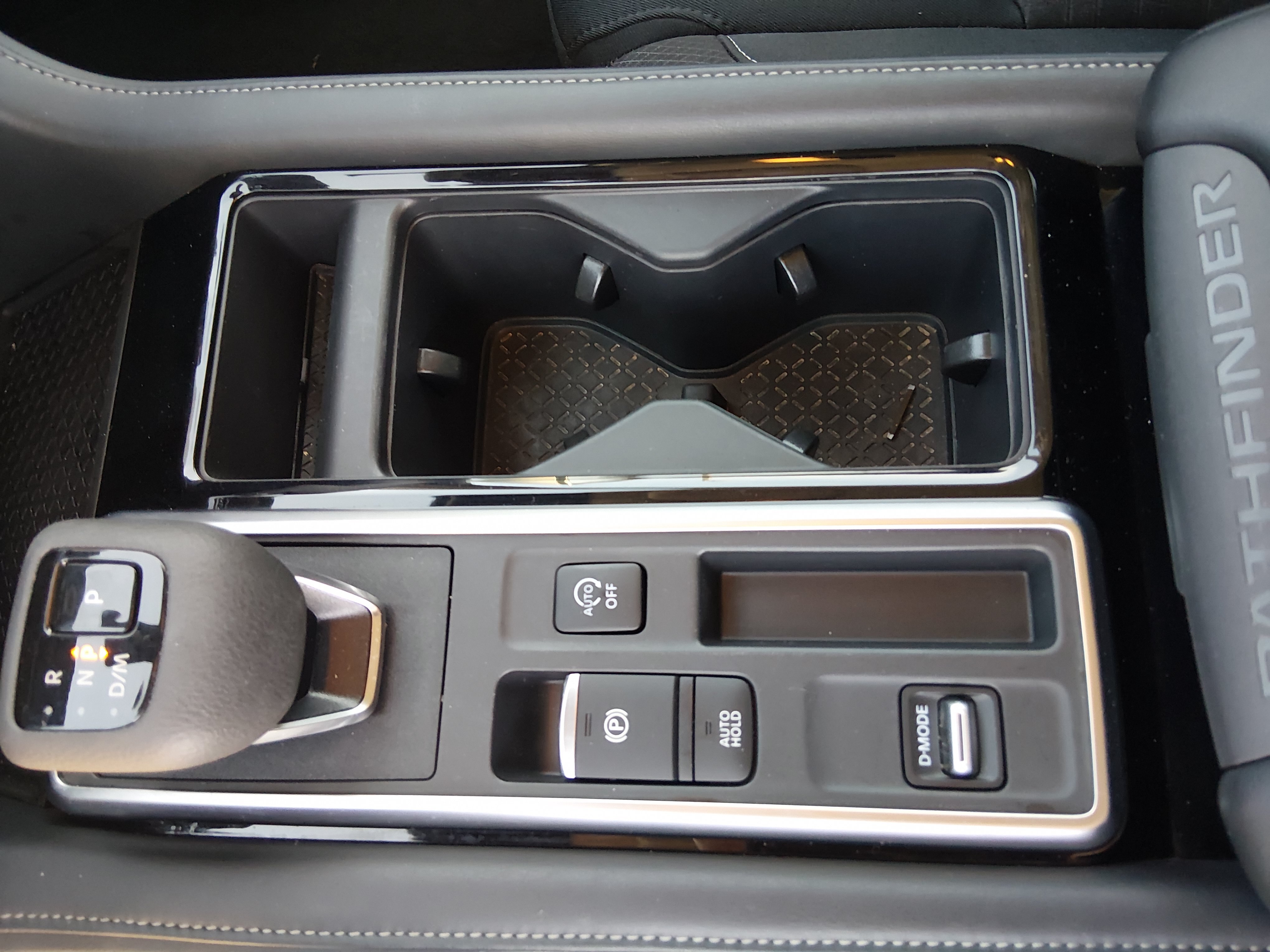 2025 Nissan Pathfinder SV - Photo 17