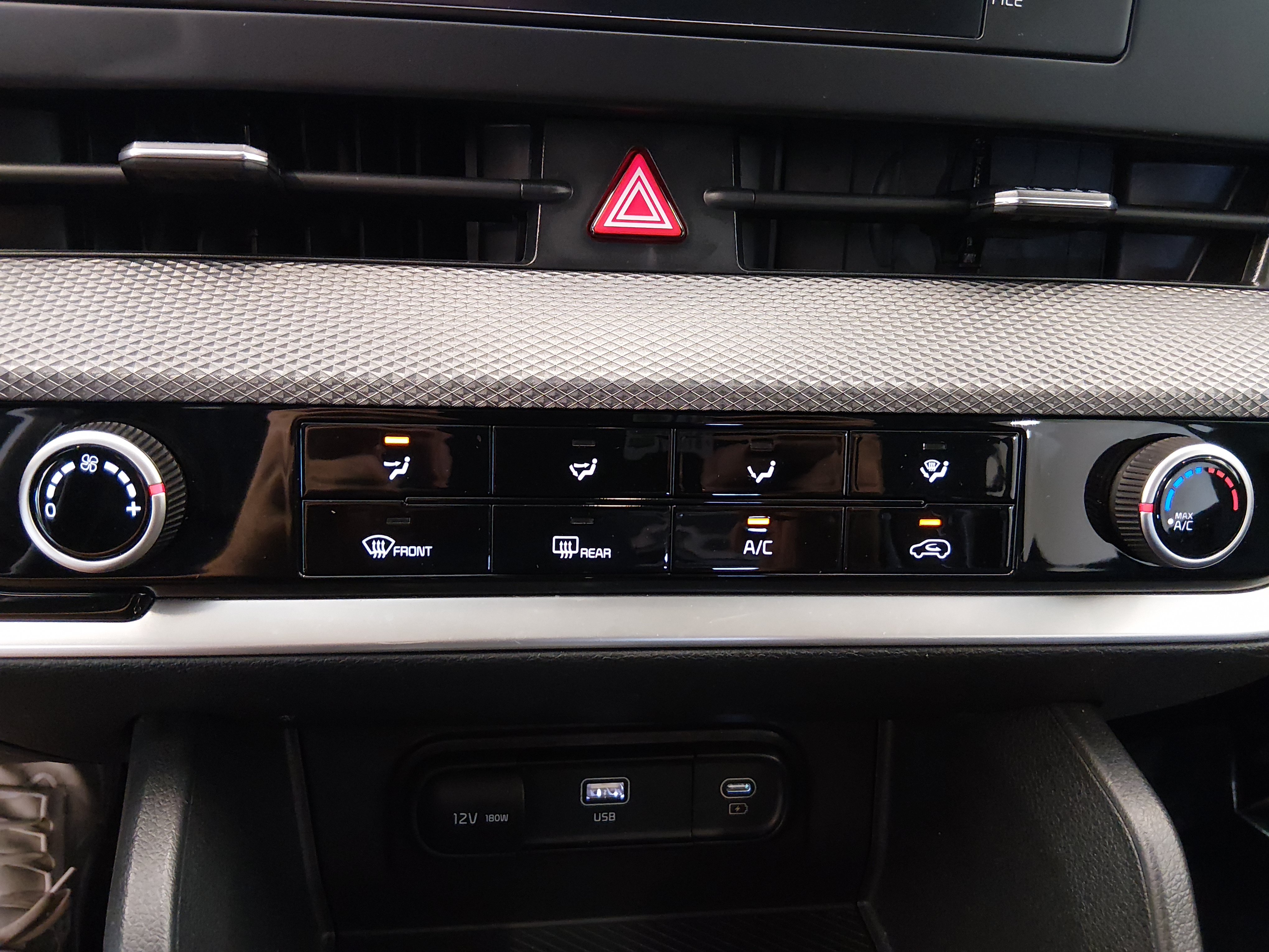 2025 Kia Sportage LX - Photo 18