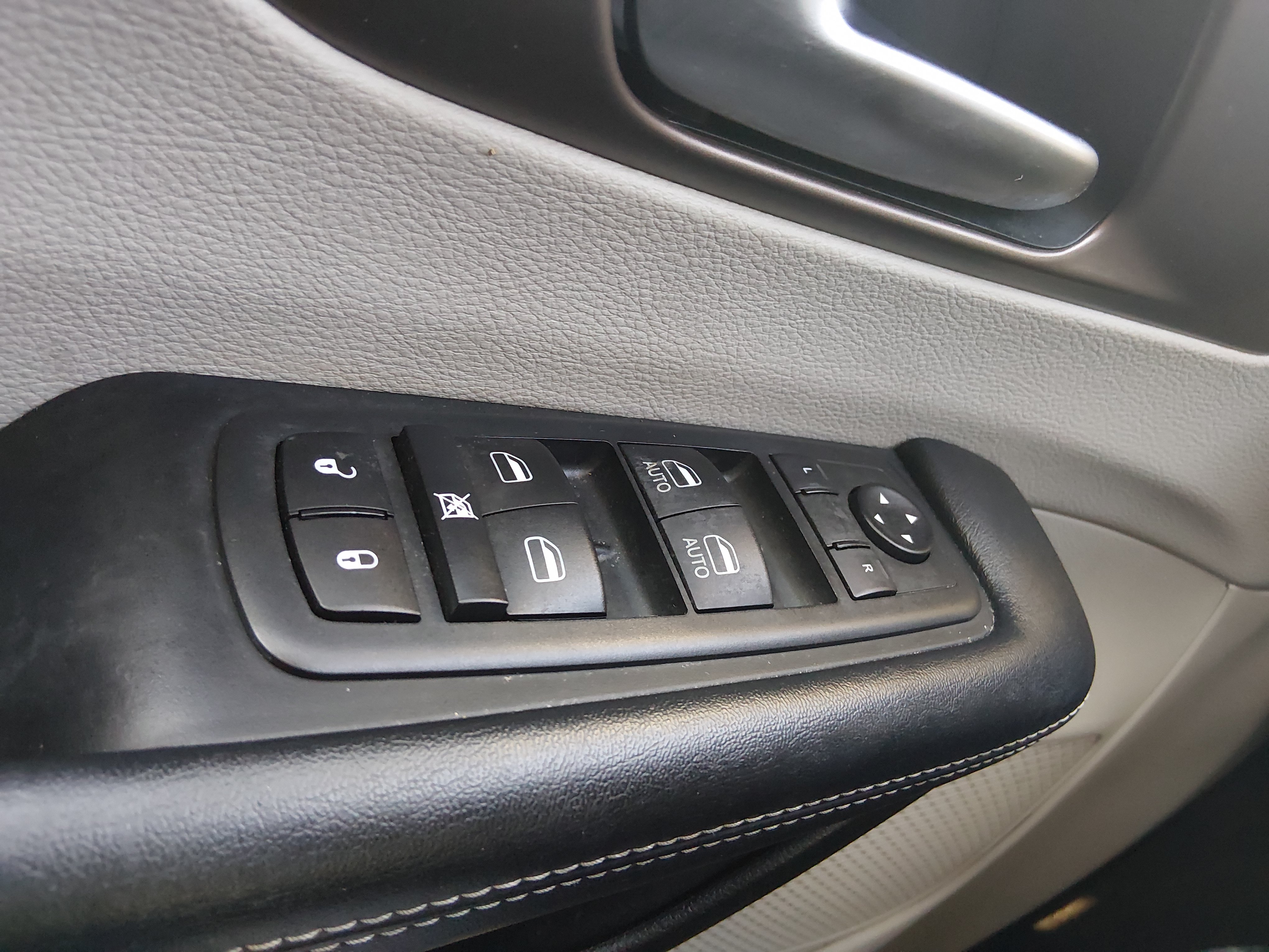 2020 Chrysler Voyager LX - Photo 19
