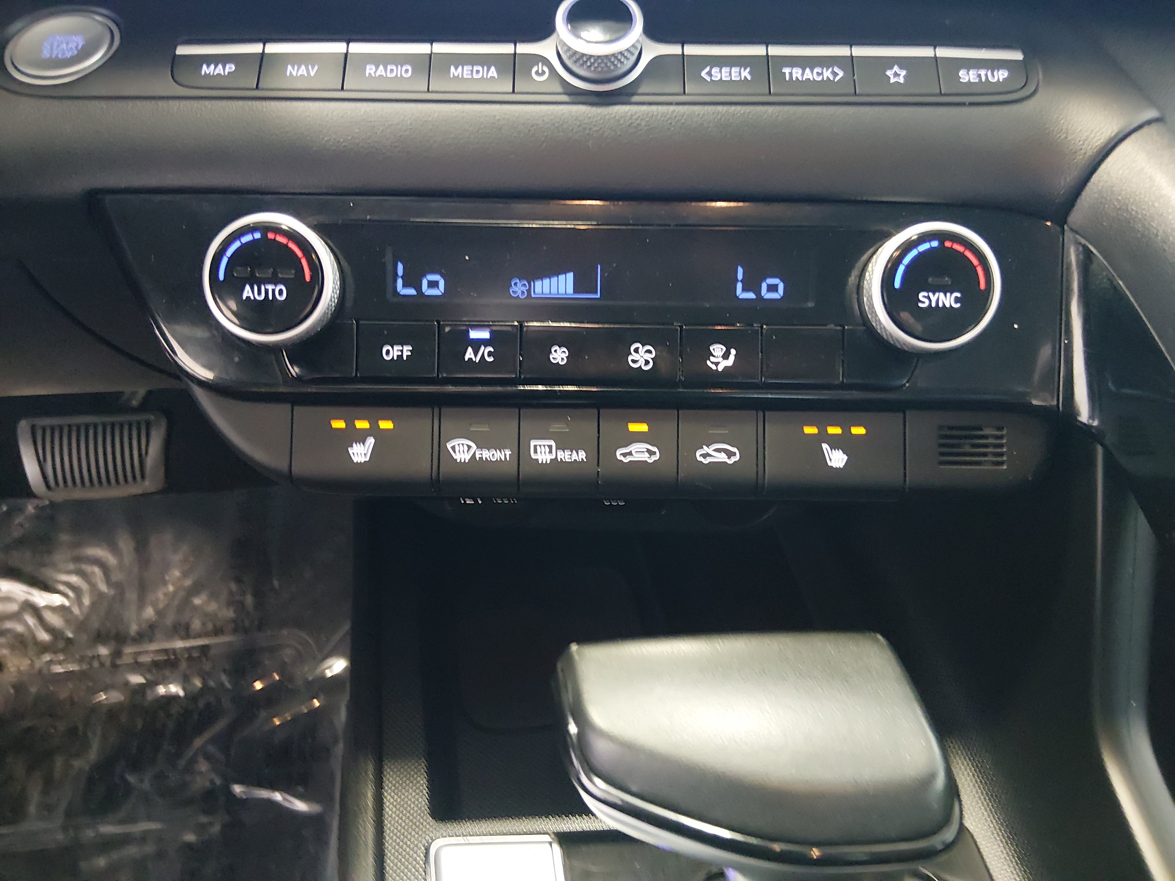 2024 Hyundai Elantra Limited - Photo 18