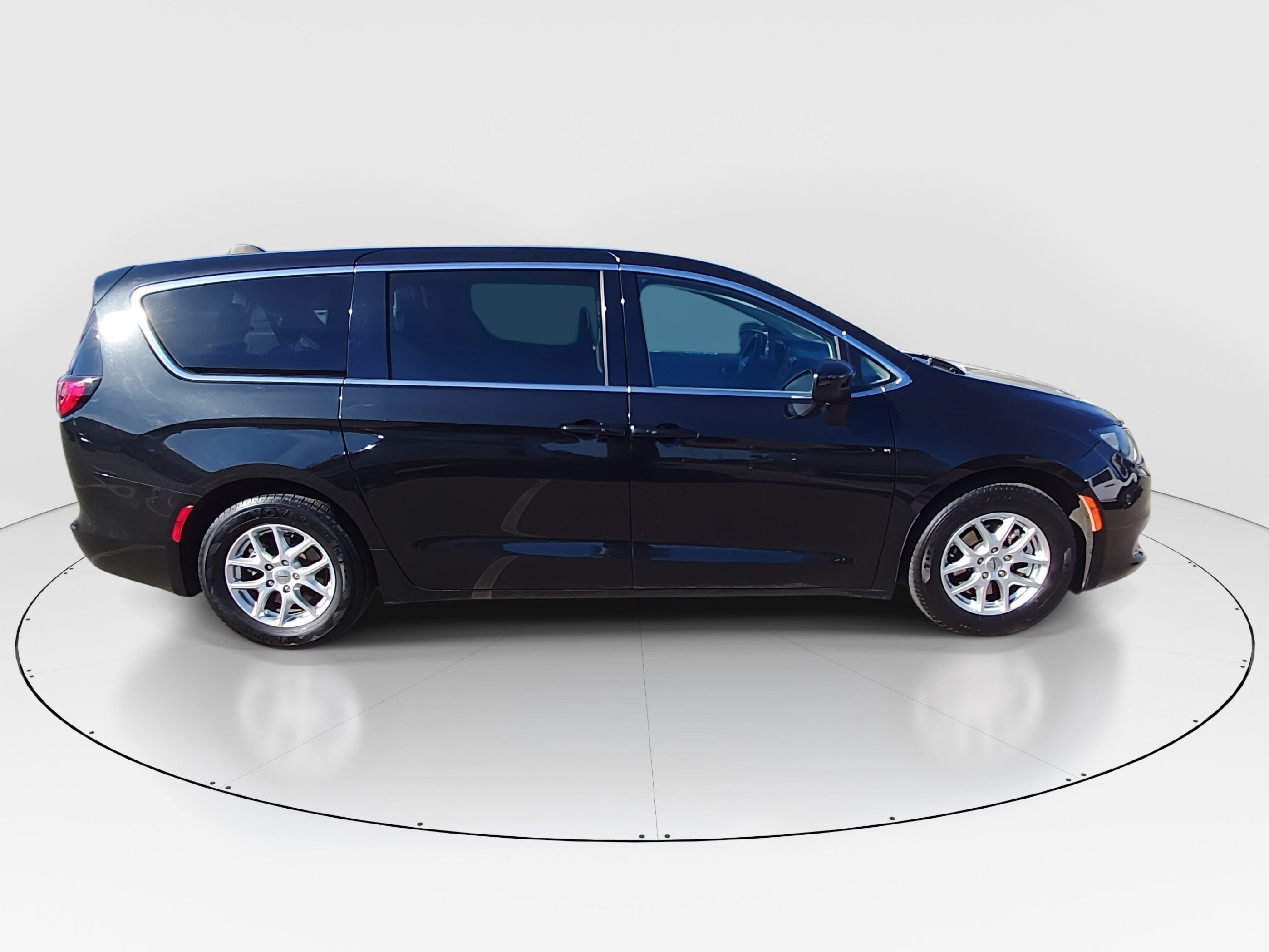 2023 Chrysler Voyager LX - Photo 8