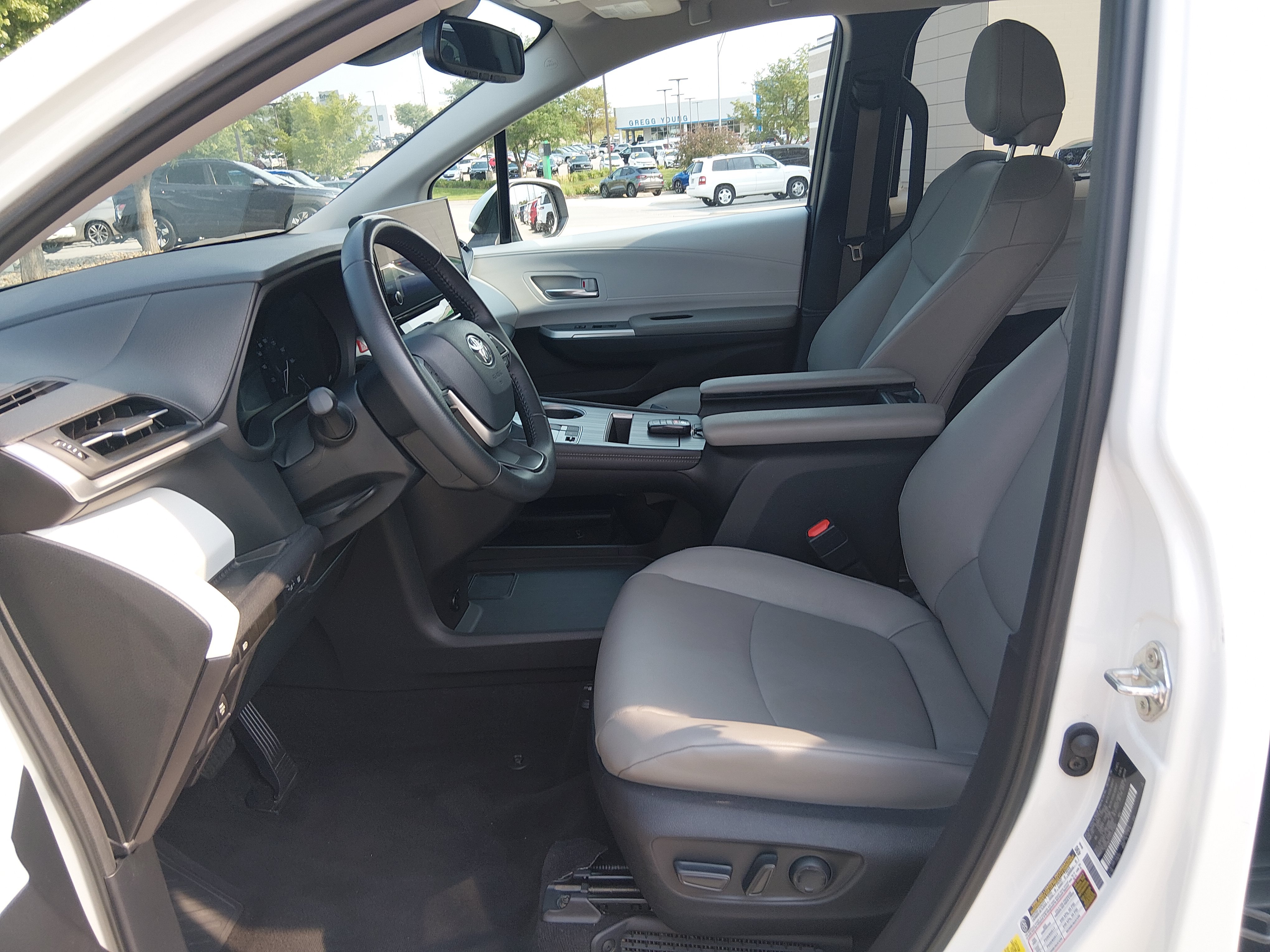 2025 Toyota Sienna XLE - Photo 19