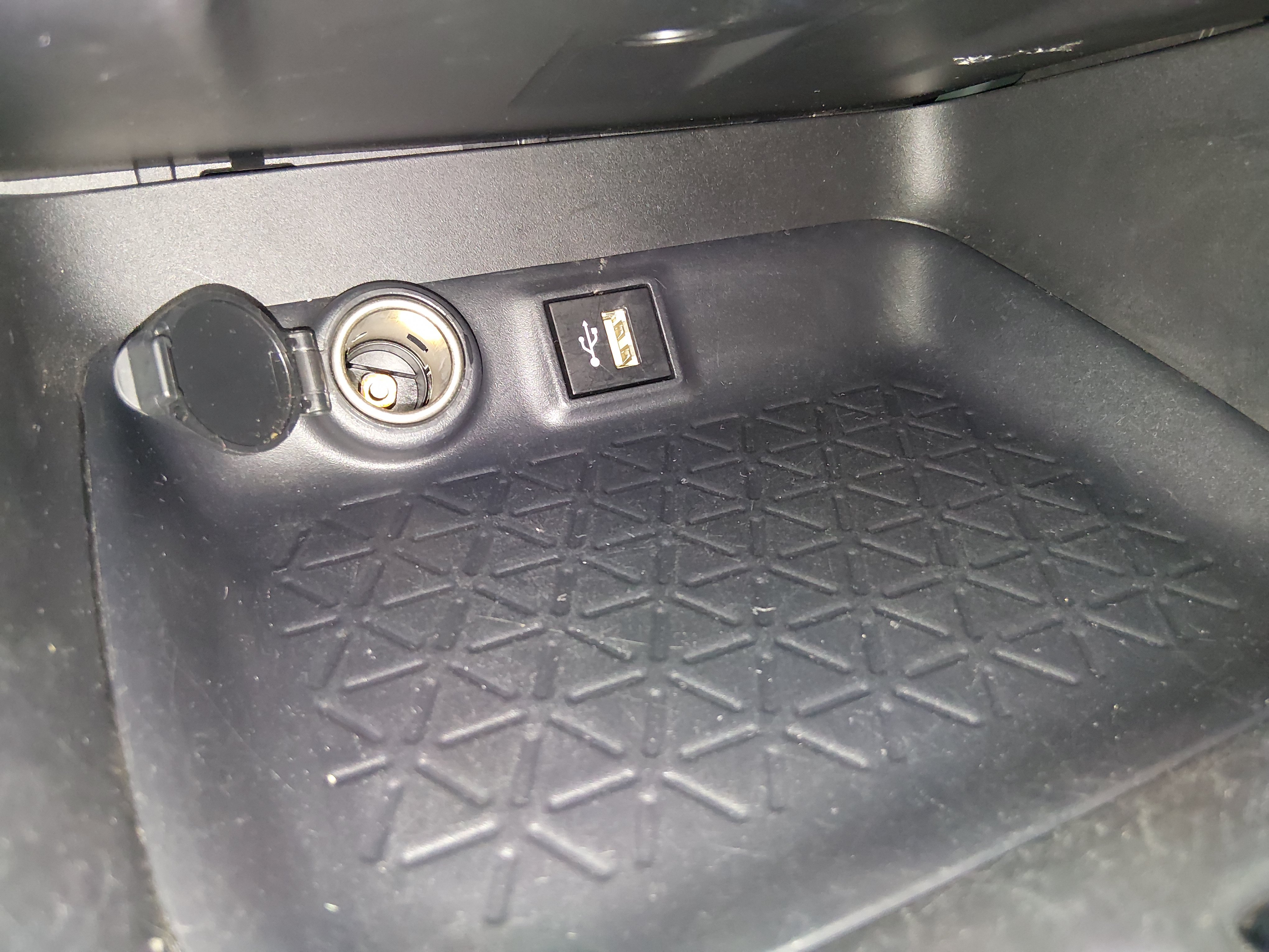 2025 Toyota RAV4 XLE - Photo 19