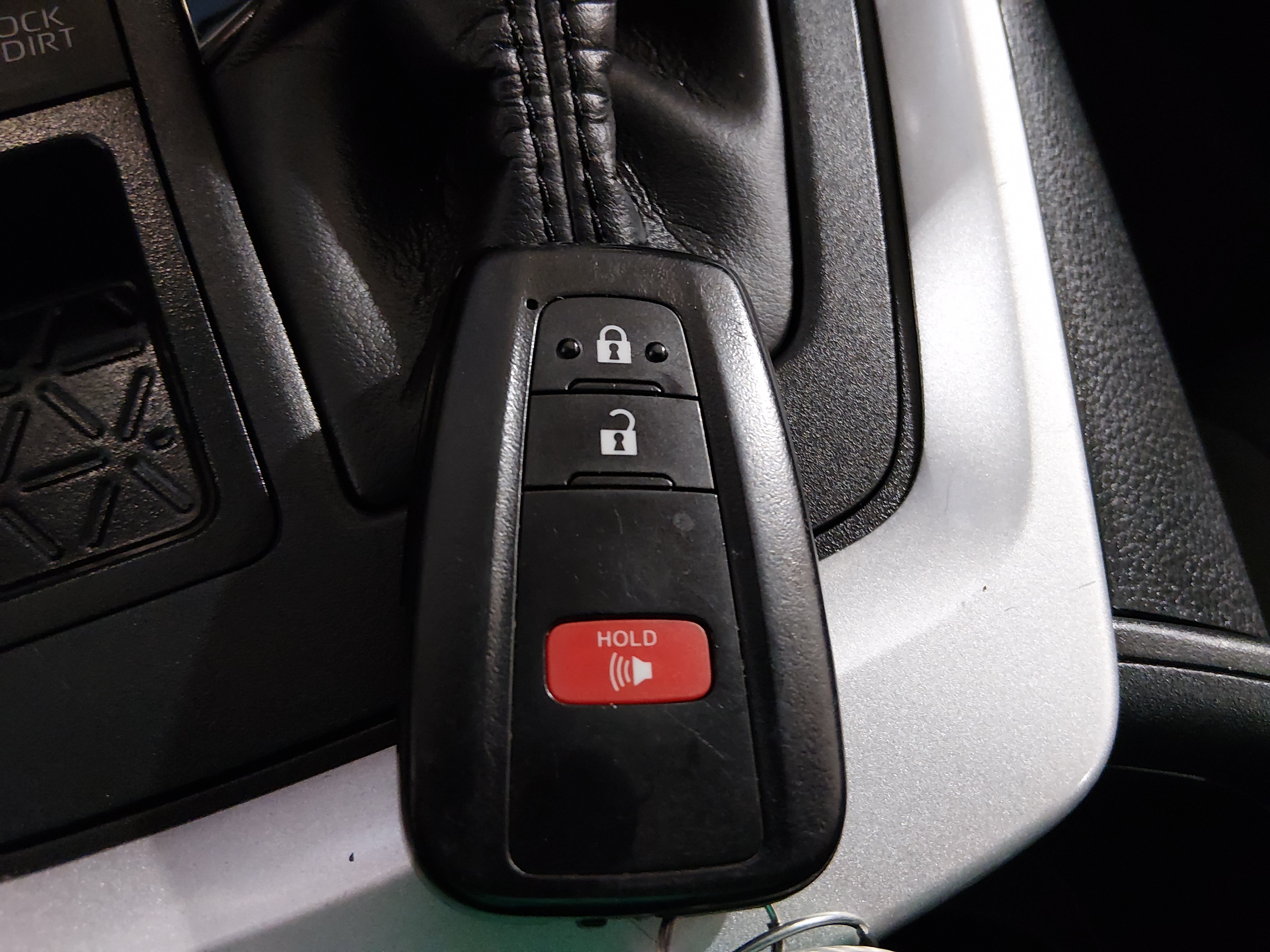 2025 Toyota RAV4 XLE - Photo 15