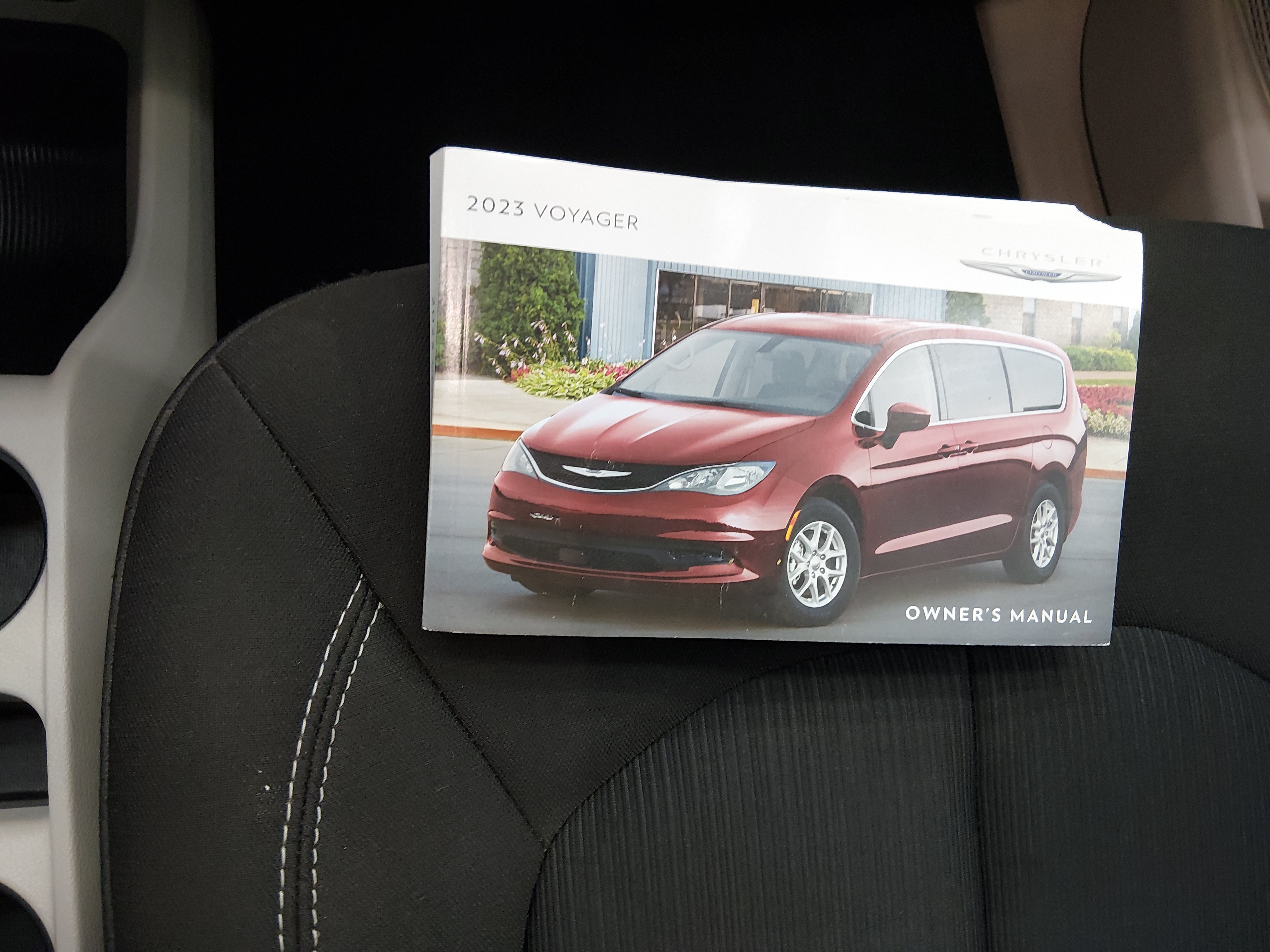 2023 Chrysler Voyager LX - Photo 19