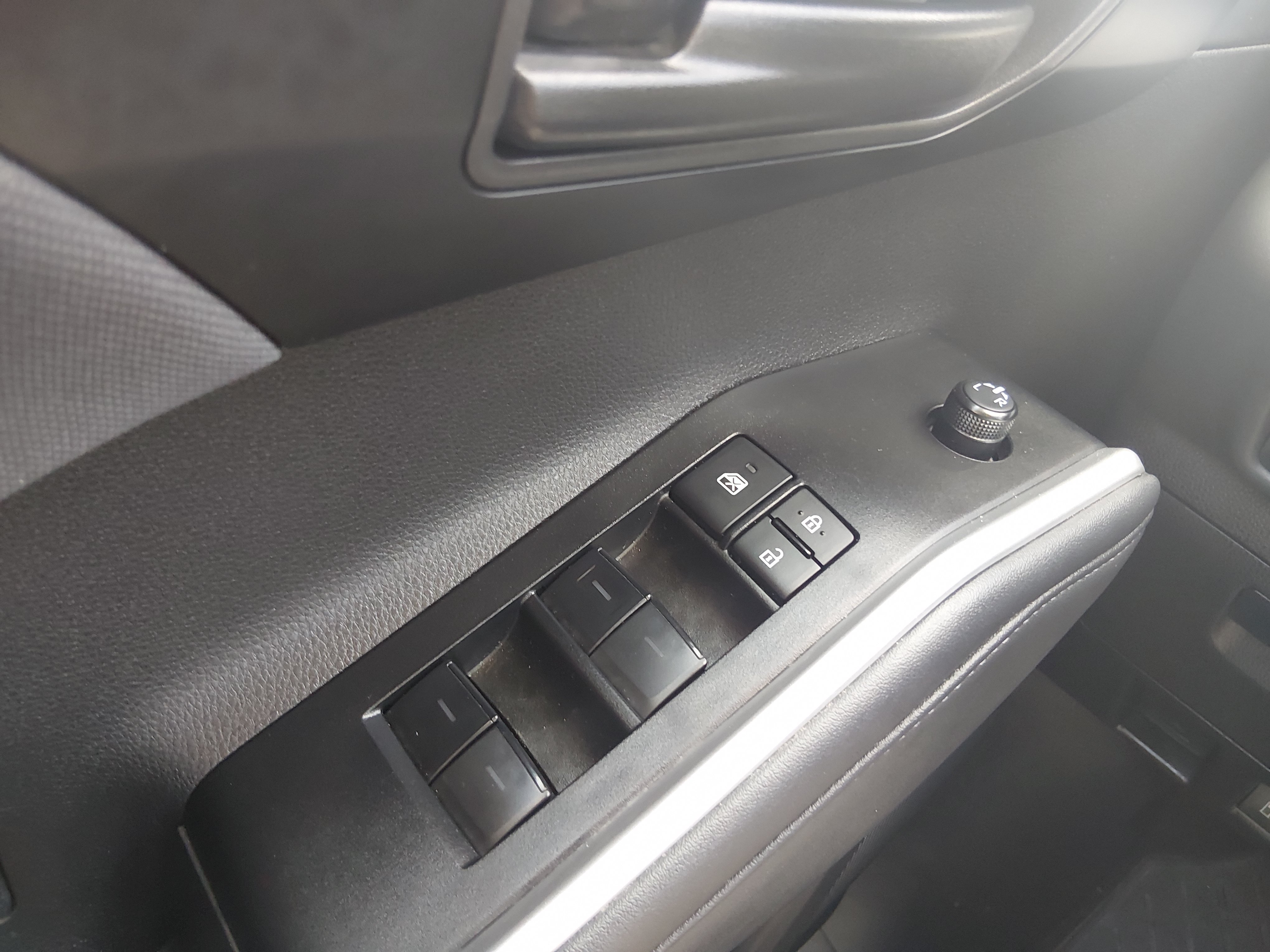 2025 Toyota Highlander LE - Photo 13