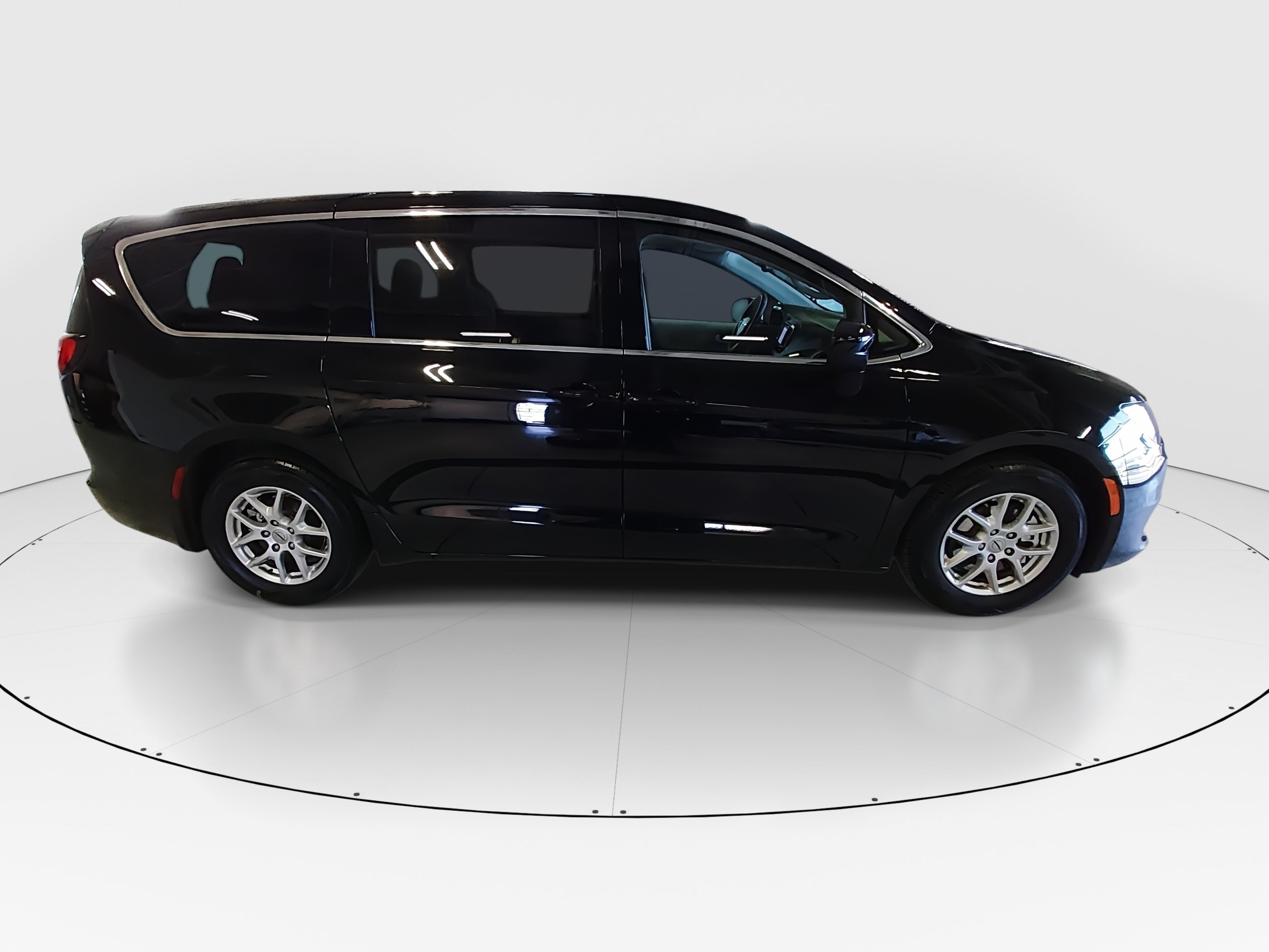 2024 Chrysler Voyager LX - Photo 8