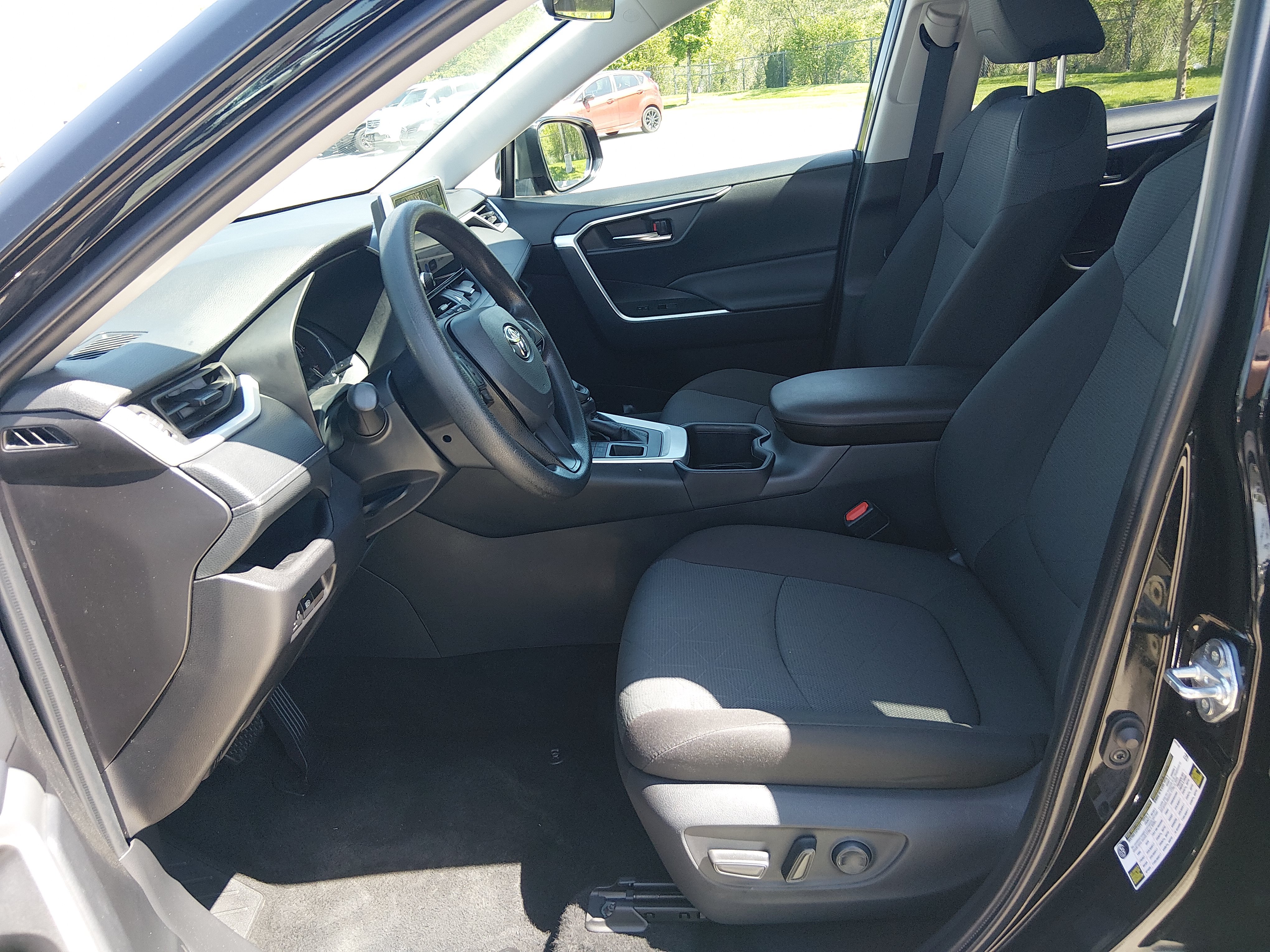 2025 Toyota RAV4 XLE - Photo 17