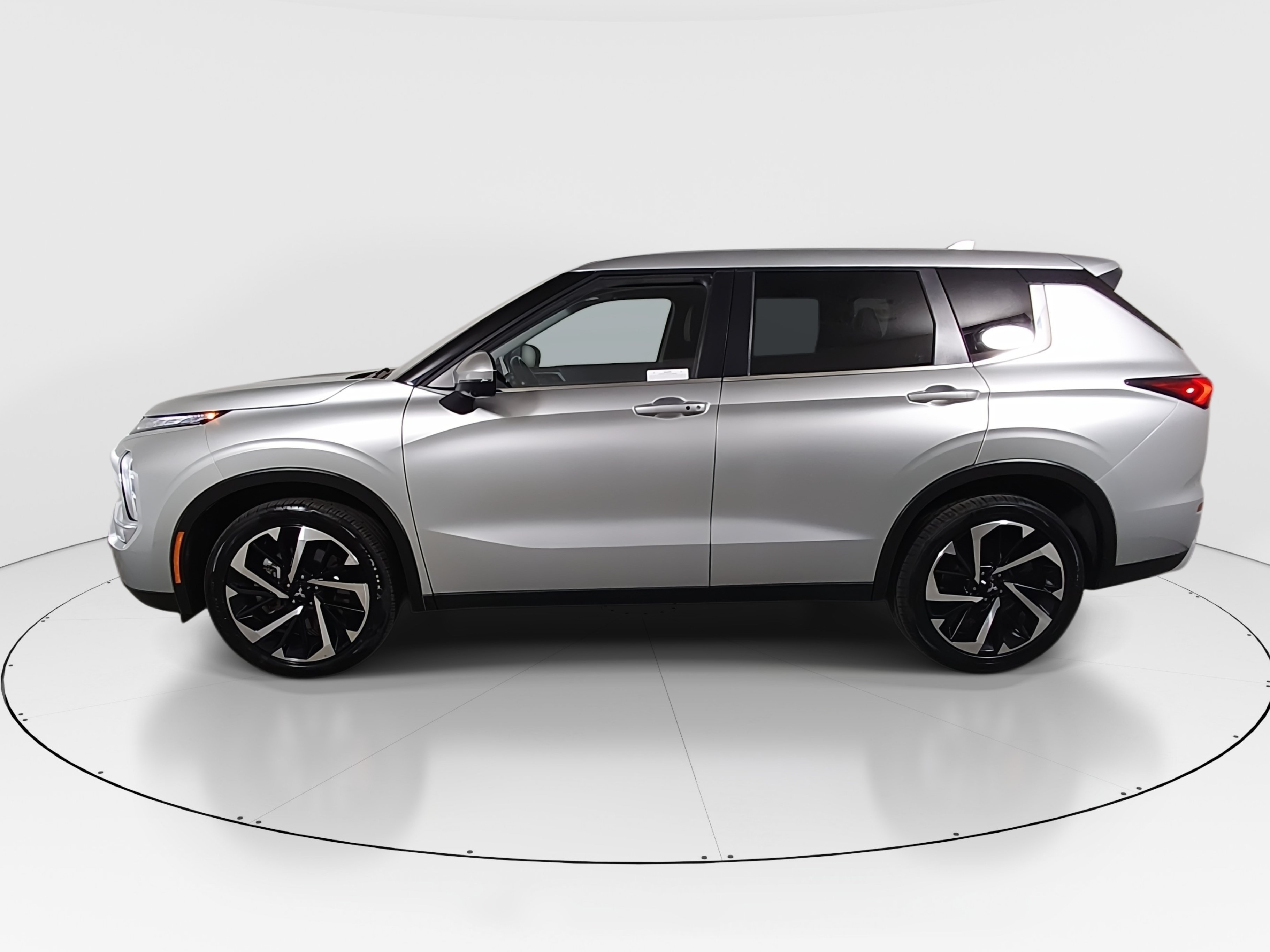 2024 Mitsubishi Outlander SE - Photo 4