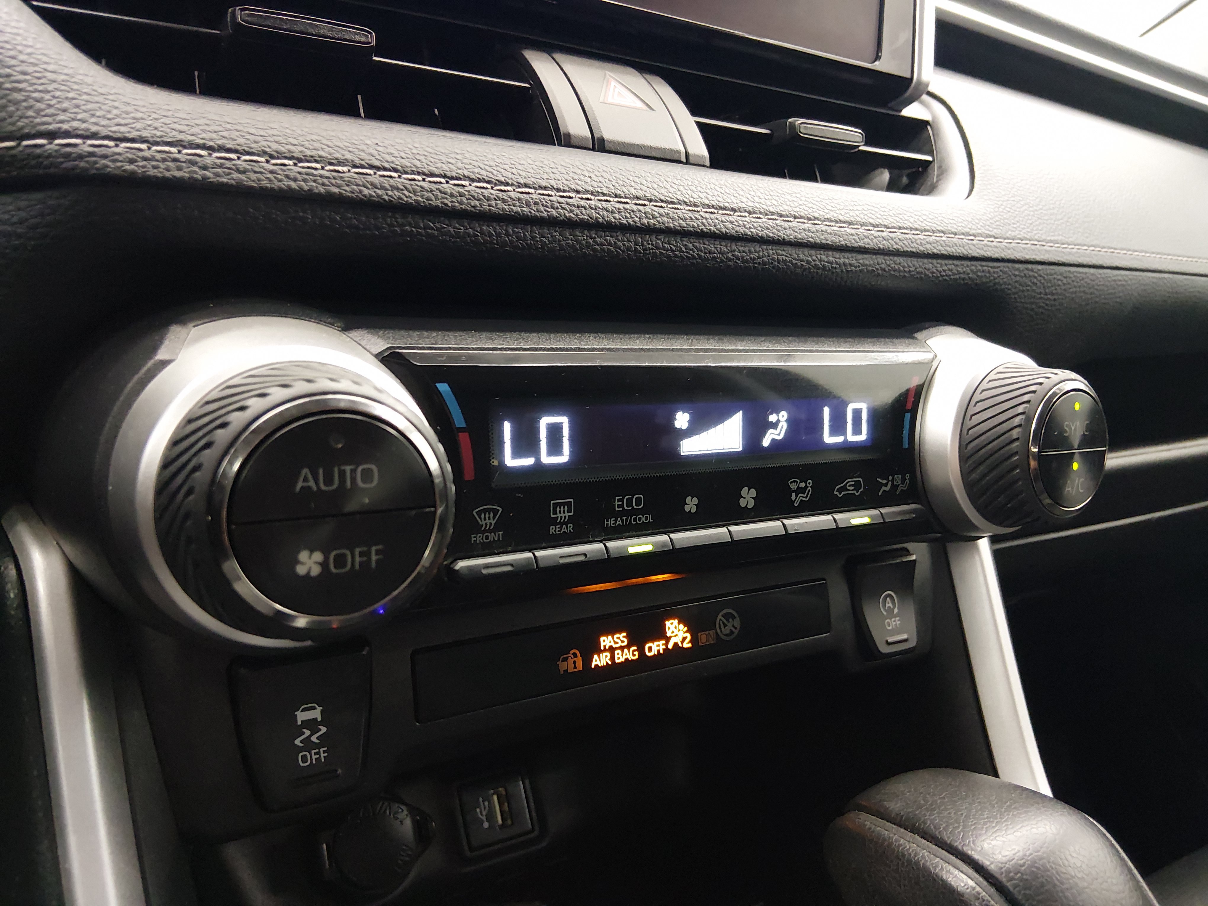 2024 Toyota RAV4 XLE - Photo 13