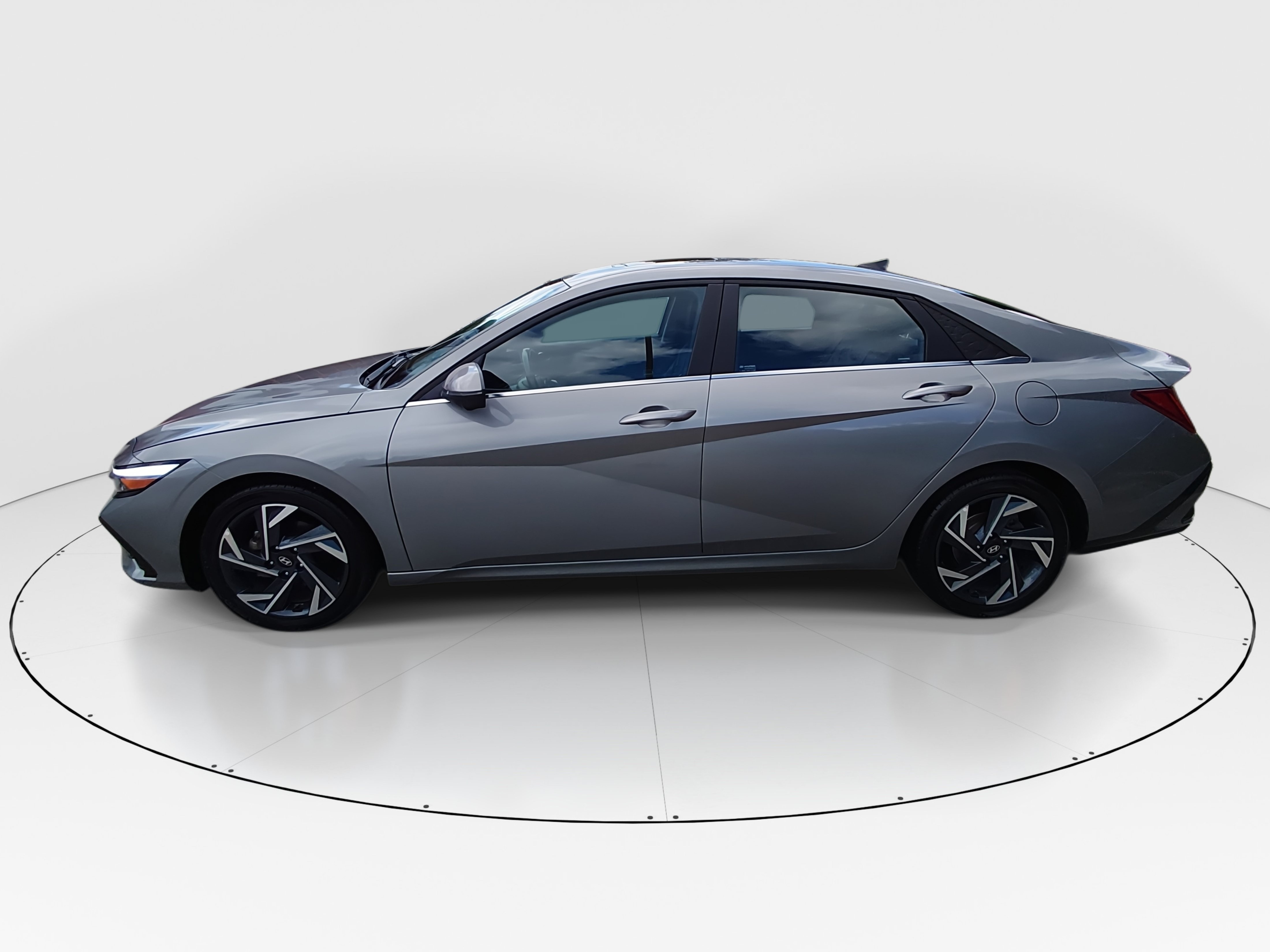 2024 Hyundai Elantra Limited - Photo 4