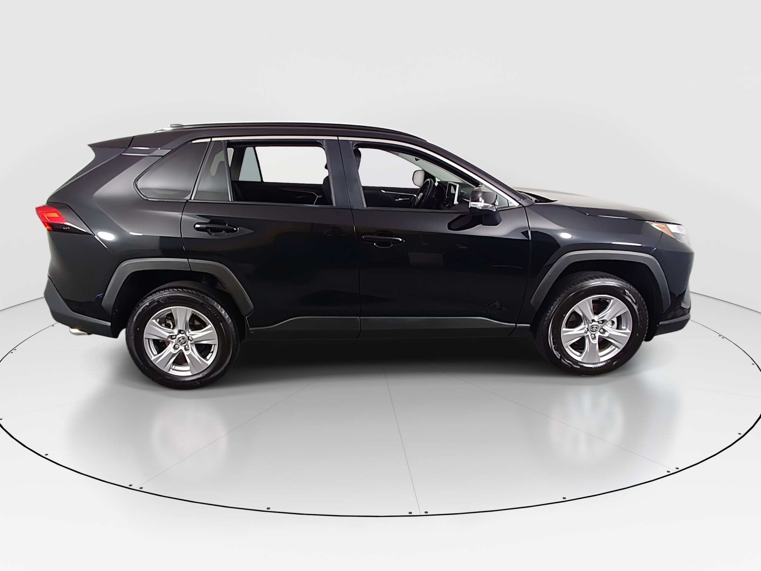 2025 Toyota RAV4 XLE - Photo 8