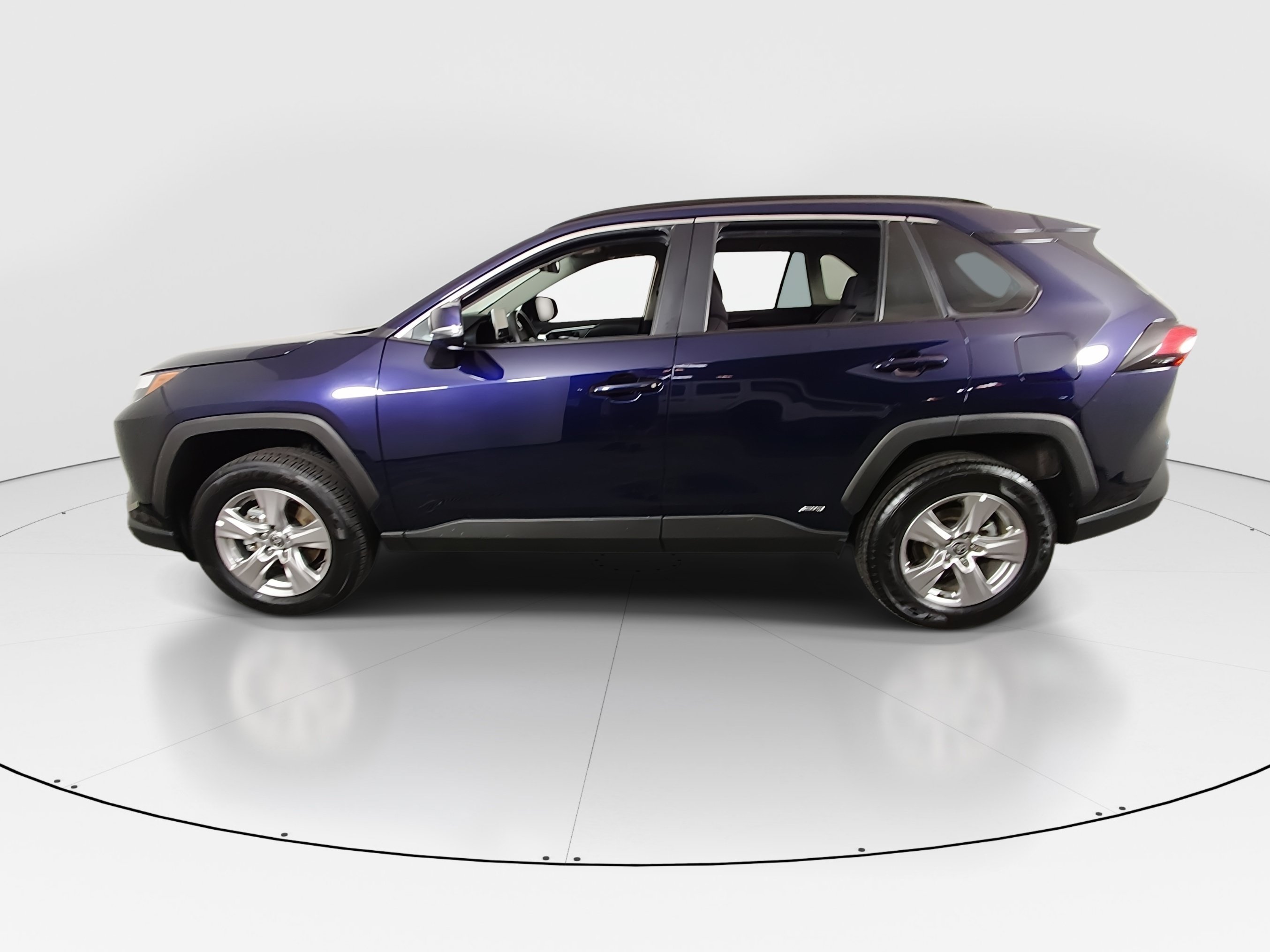 2025 Toyota RAV4 XLE - Photo 4