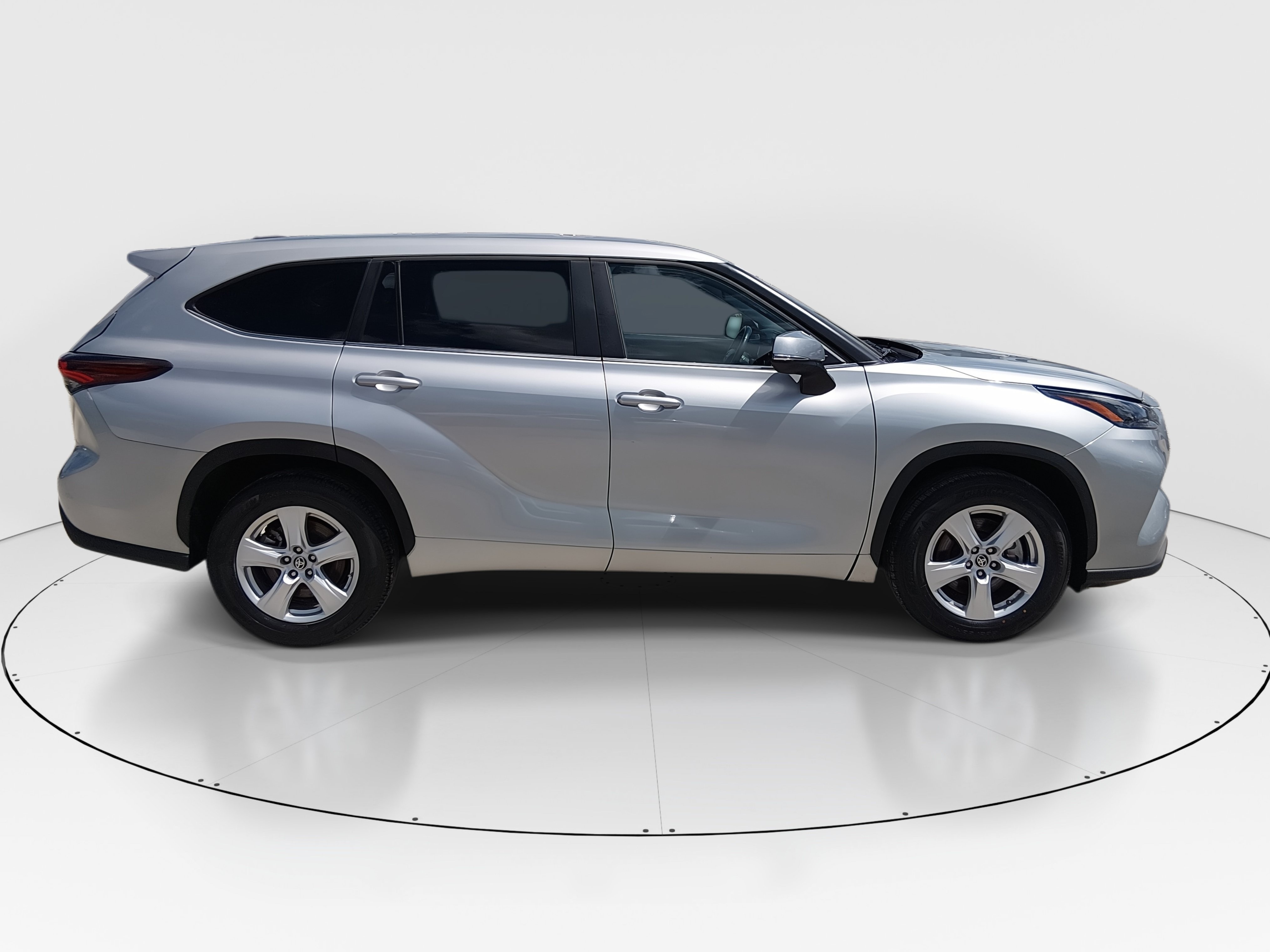 2025 Toyota Highlander LE - Photo 8