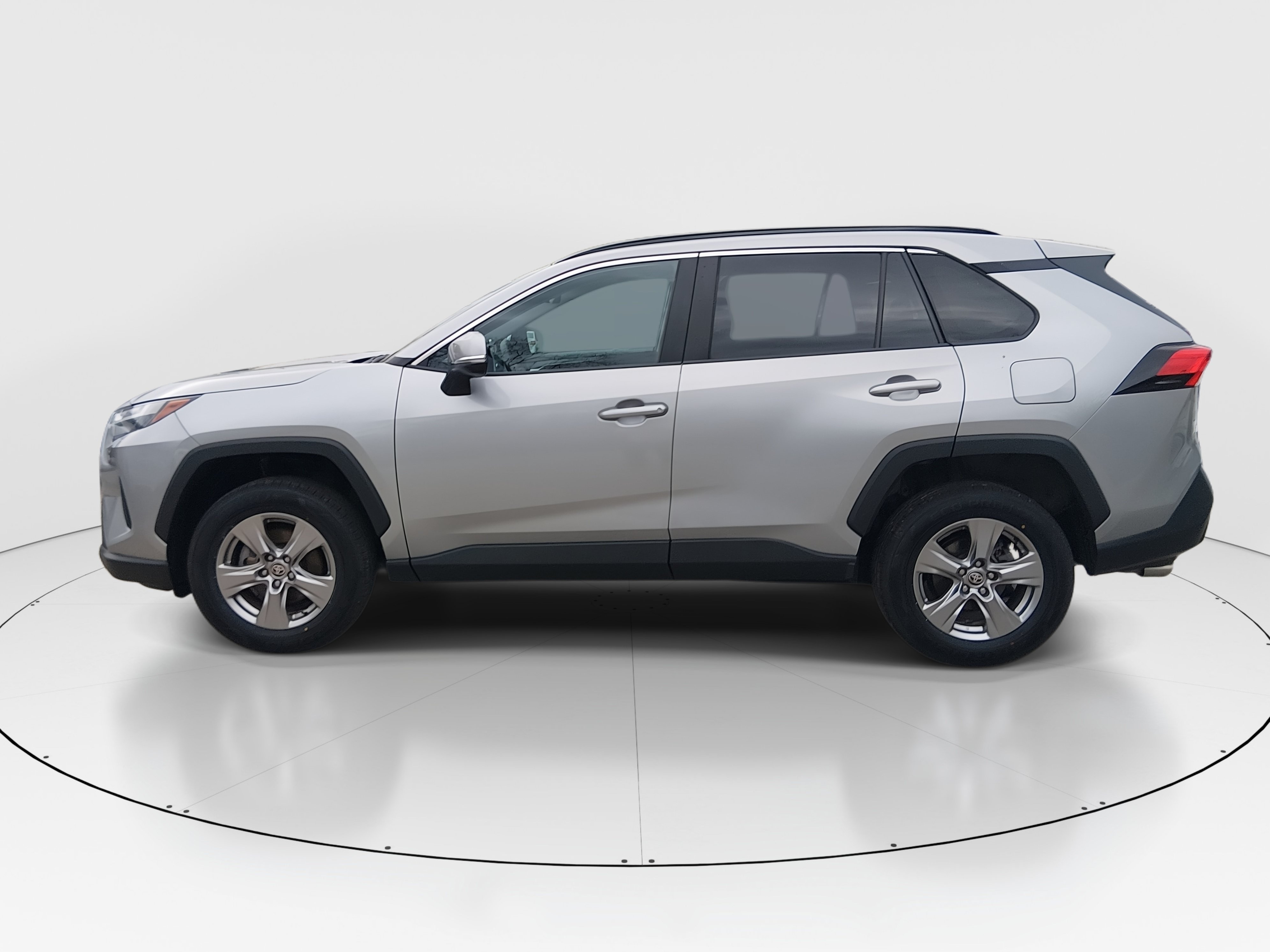 2024 Toyota RAV4 XLE - Photo 4