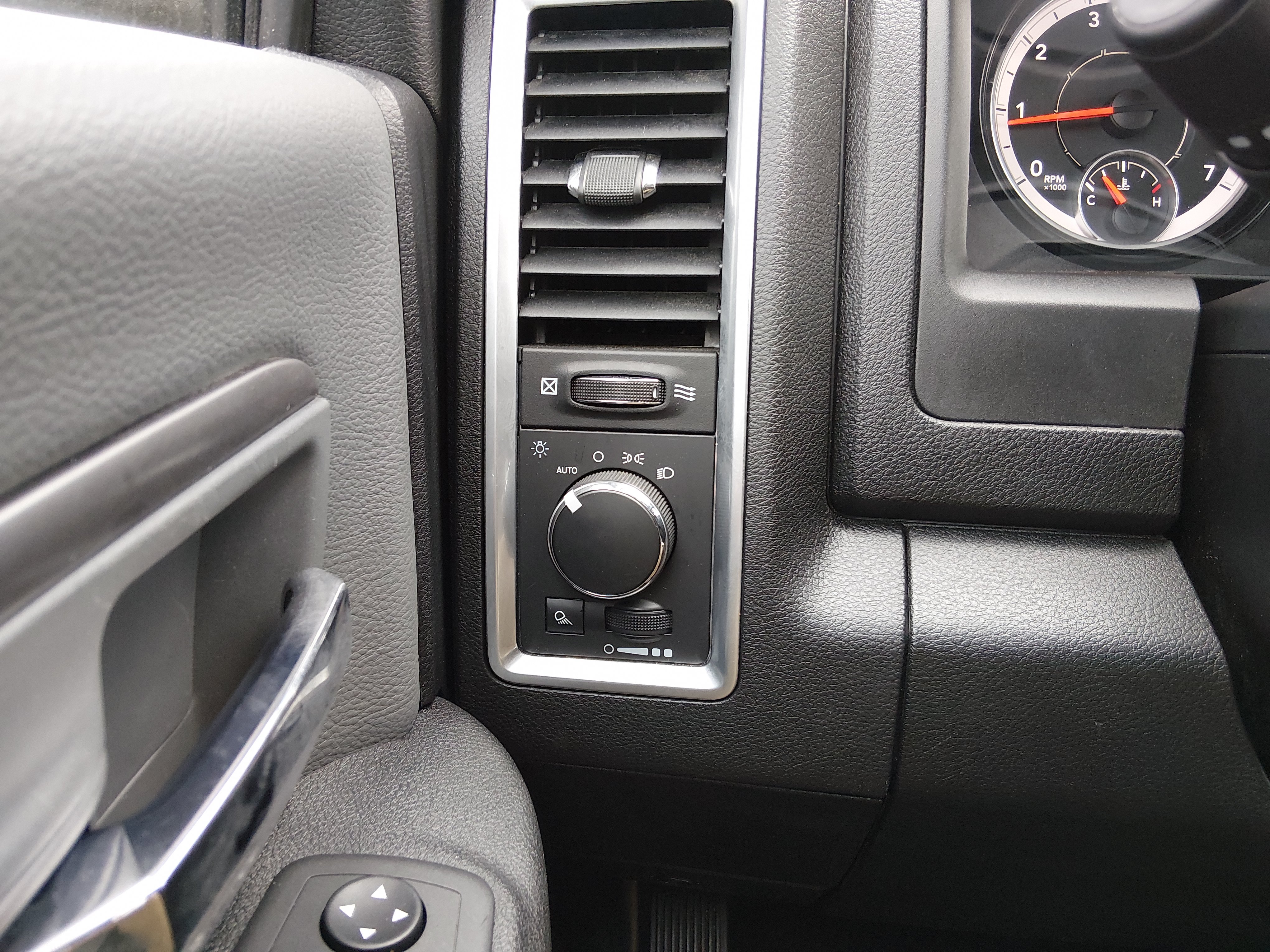 2024 RAM Ram 1500 Classic SLT - Photo 13