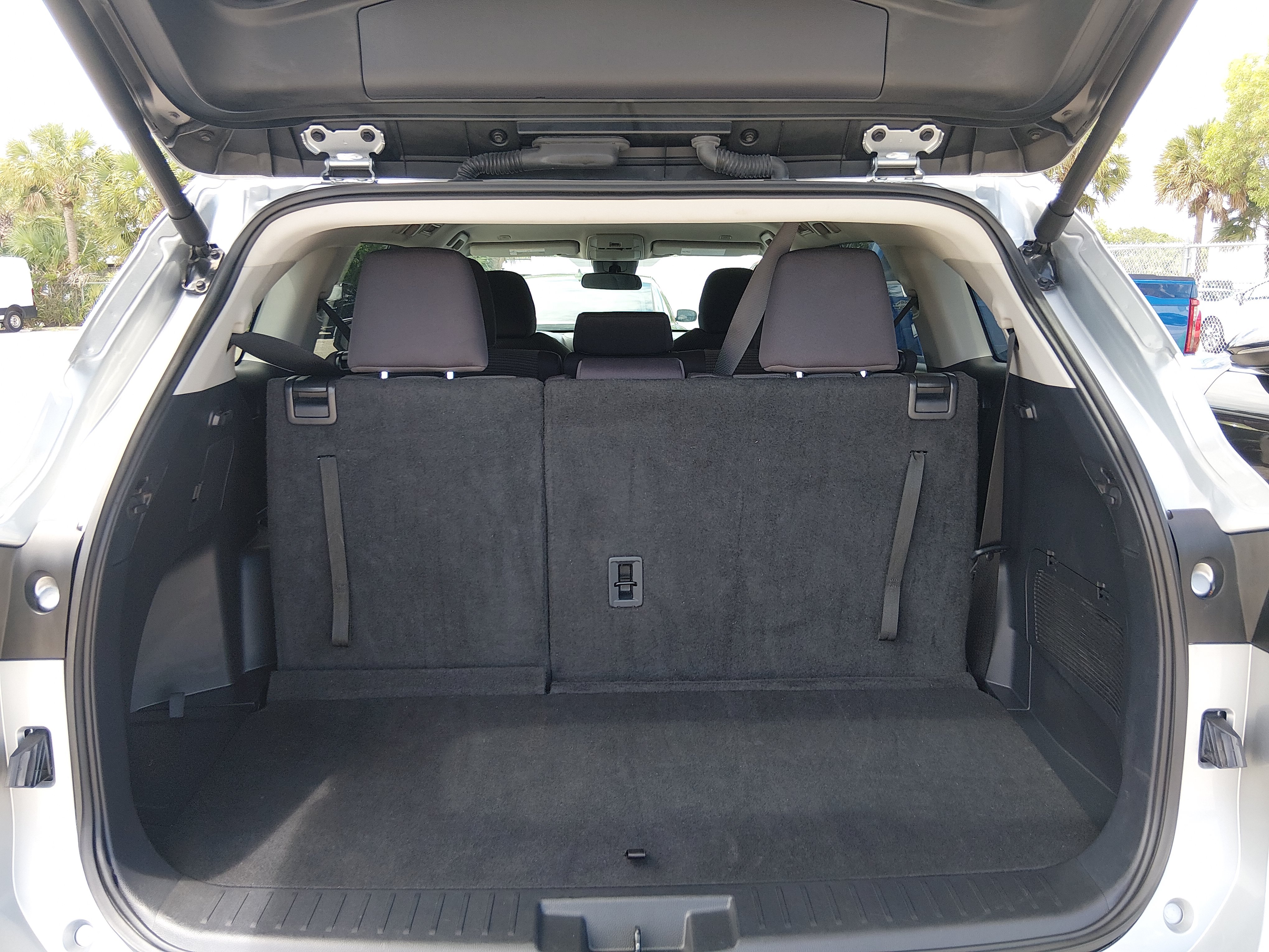 2025 Toyota Highlander LE - Photo 11