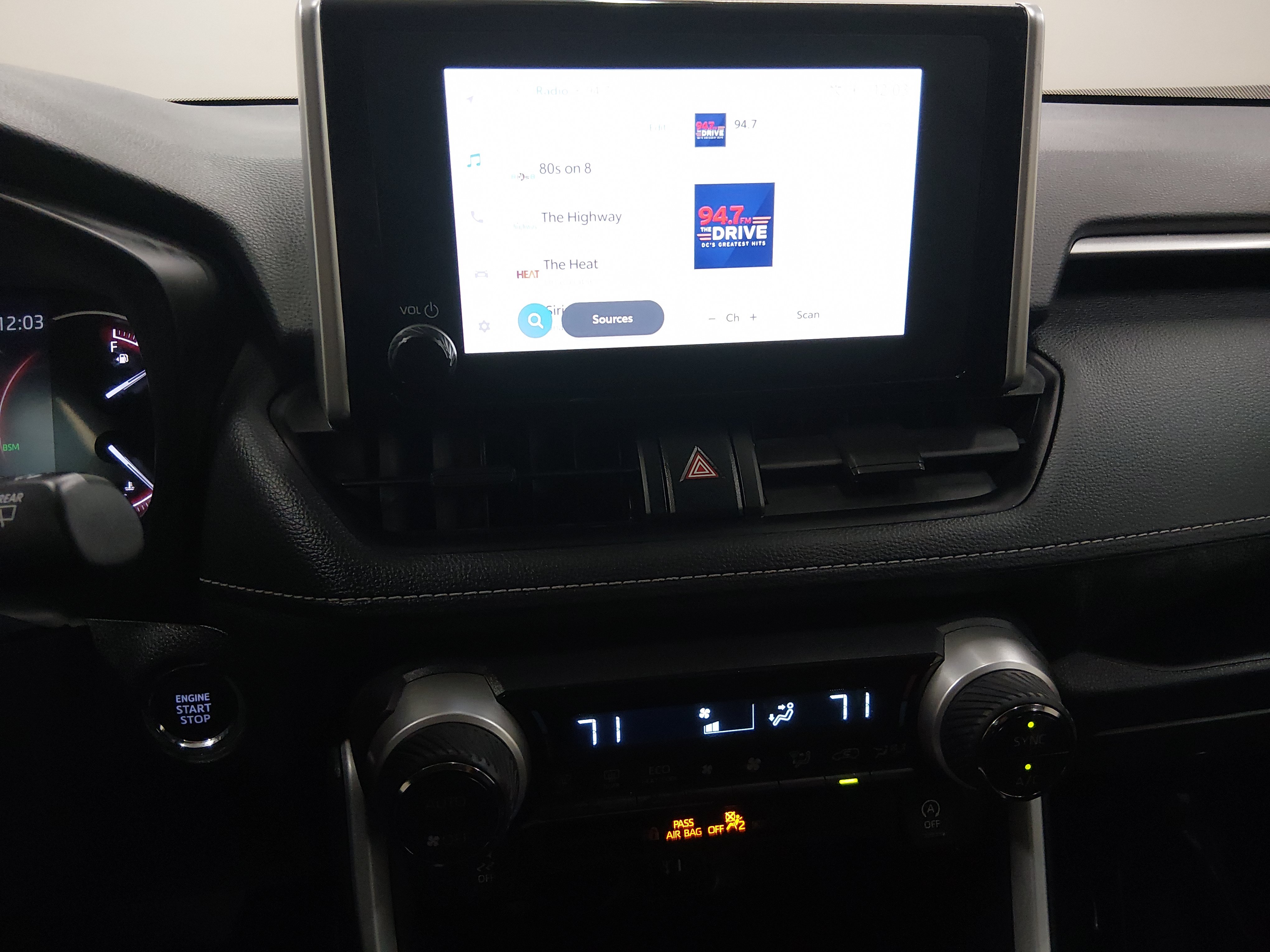 2024 Toyota RAV4 XLE - Photo 13