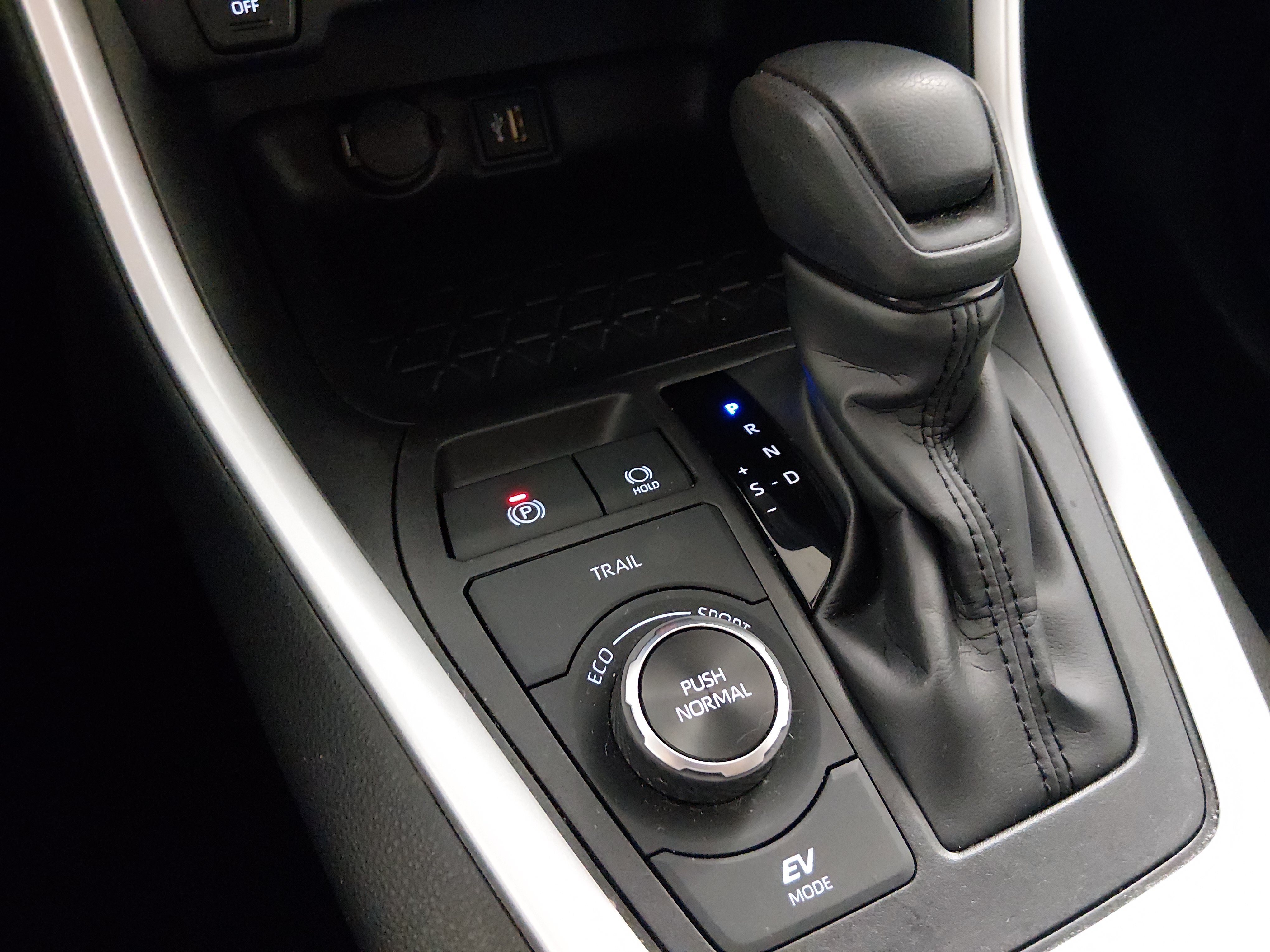2025 Toyota RAV4 XLE - Photo 16