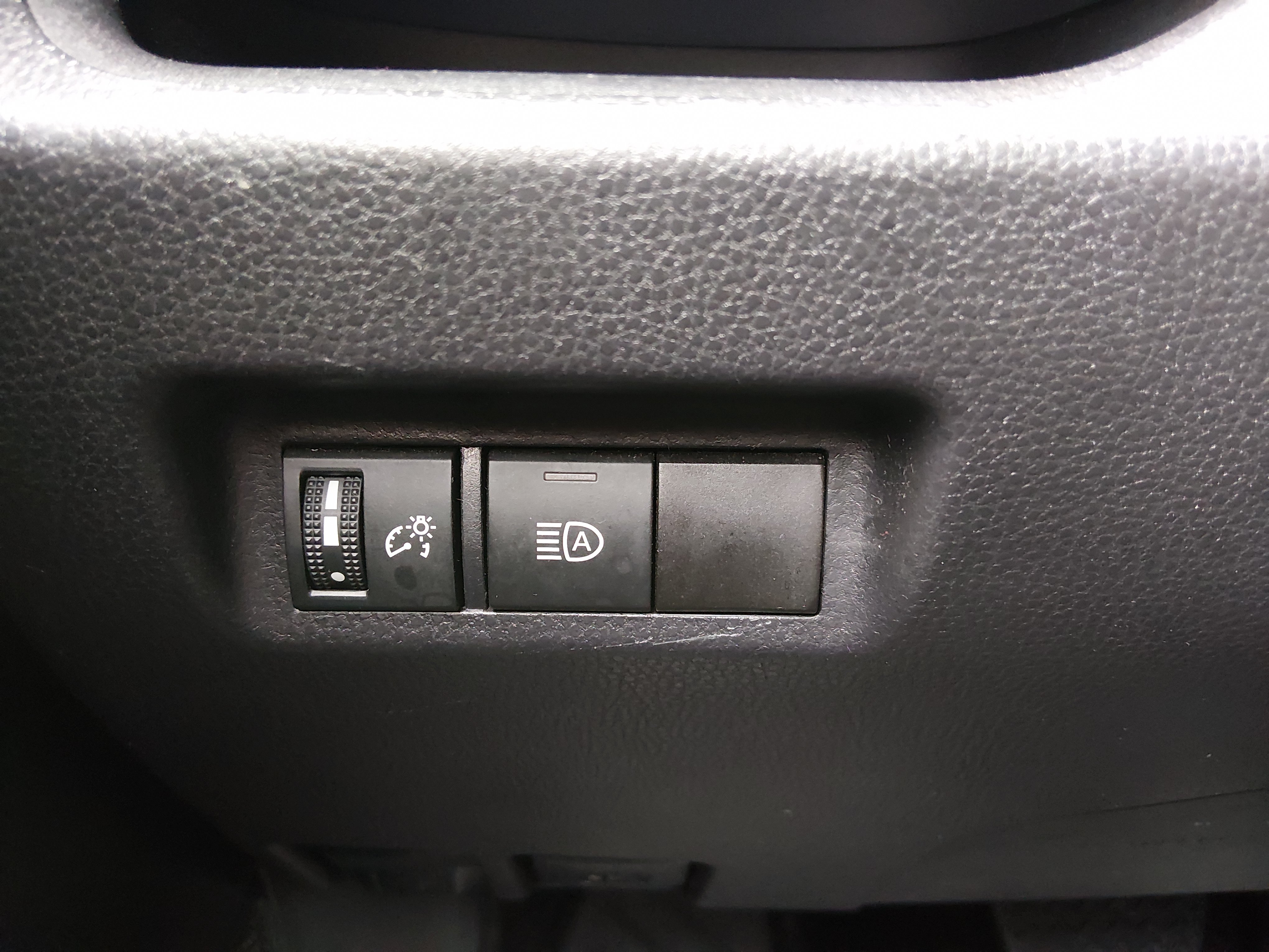 2025 Toyota RAV4 XLE - Photo 13