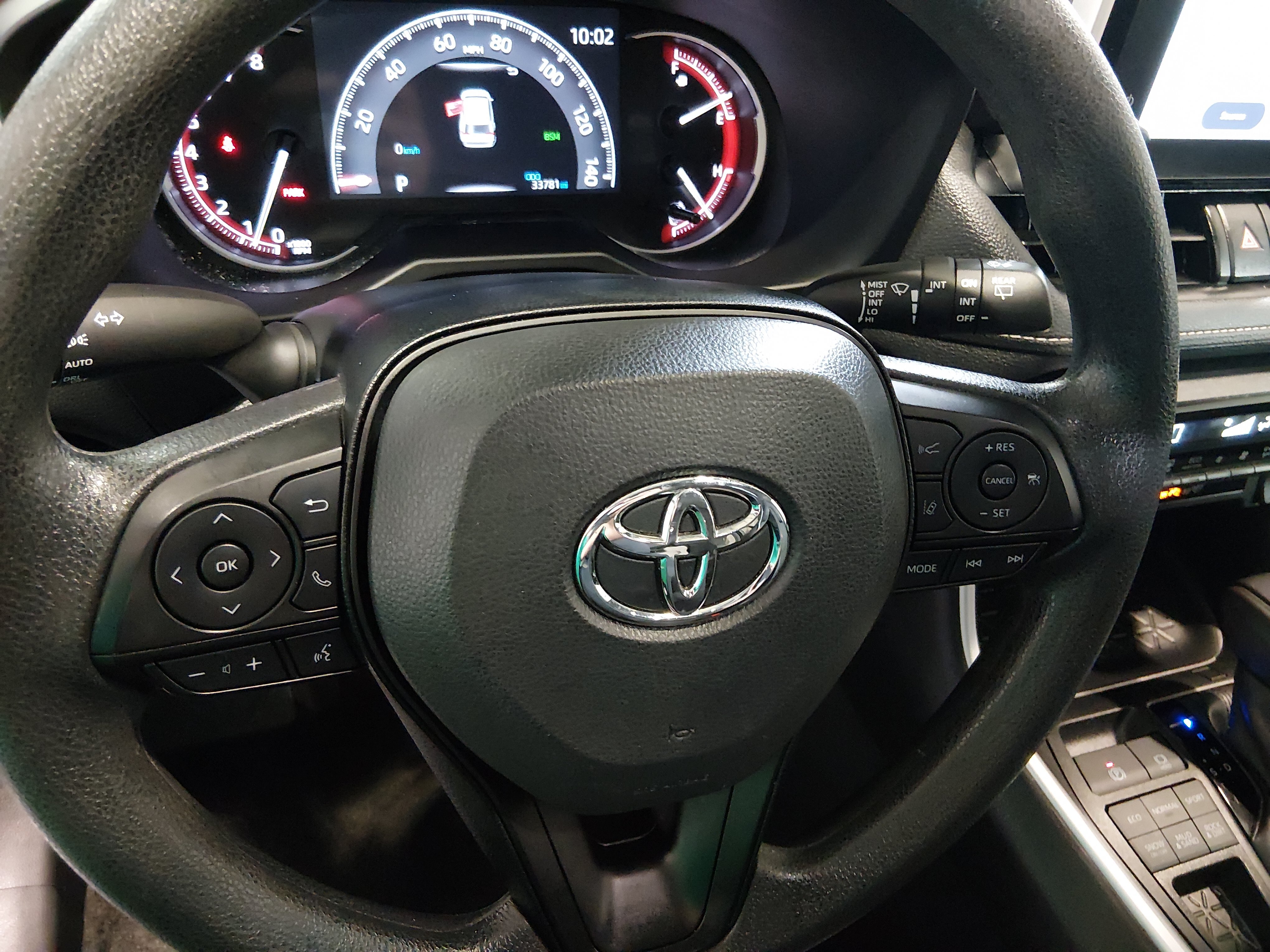 2025 Toyota RAV4 XLE - Photo 12