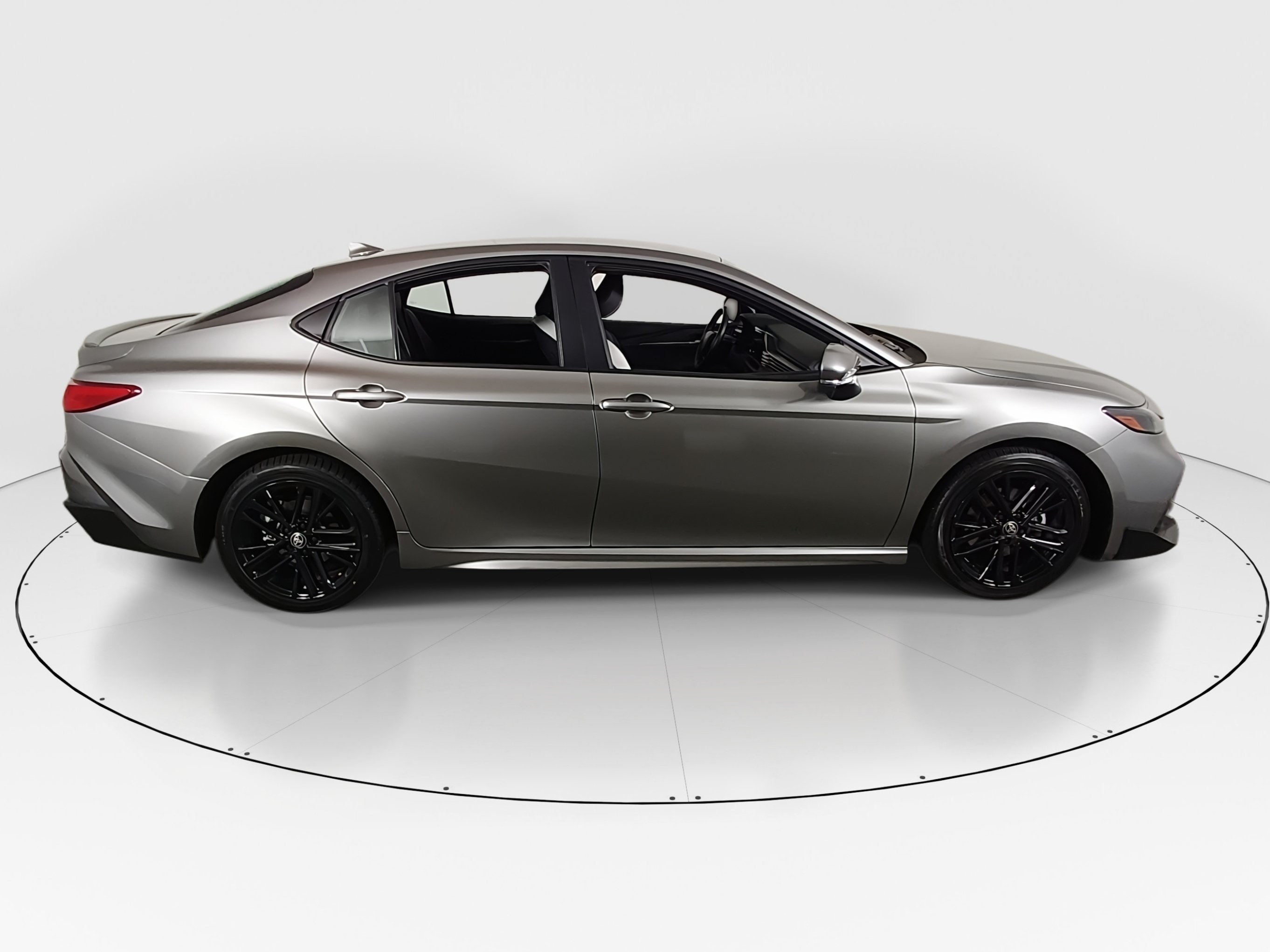 2025 Toyota Camry SE - Photo 8