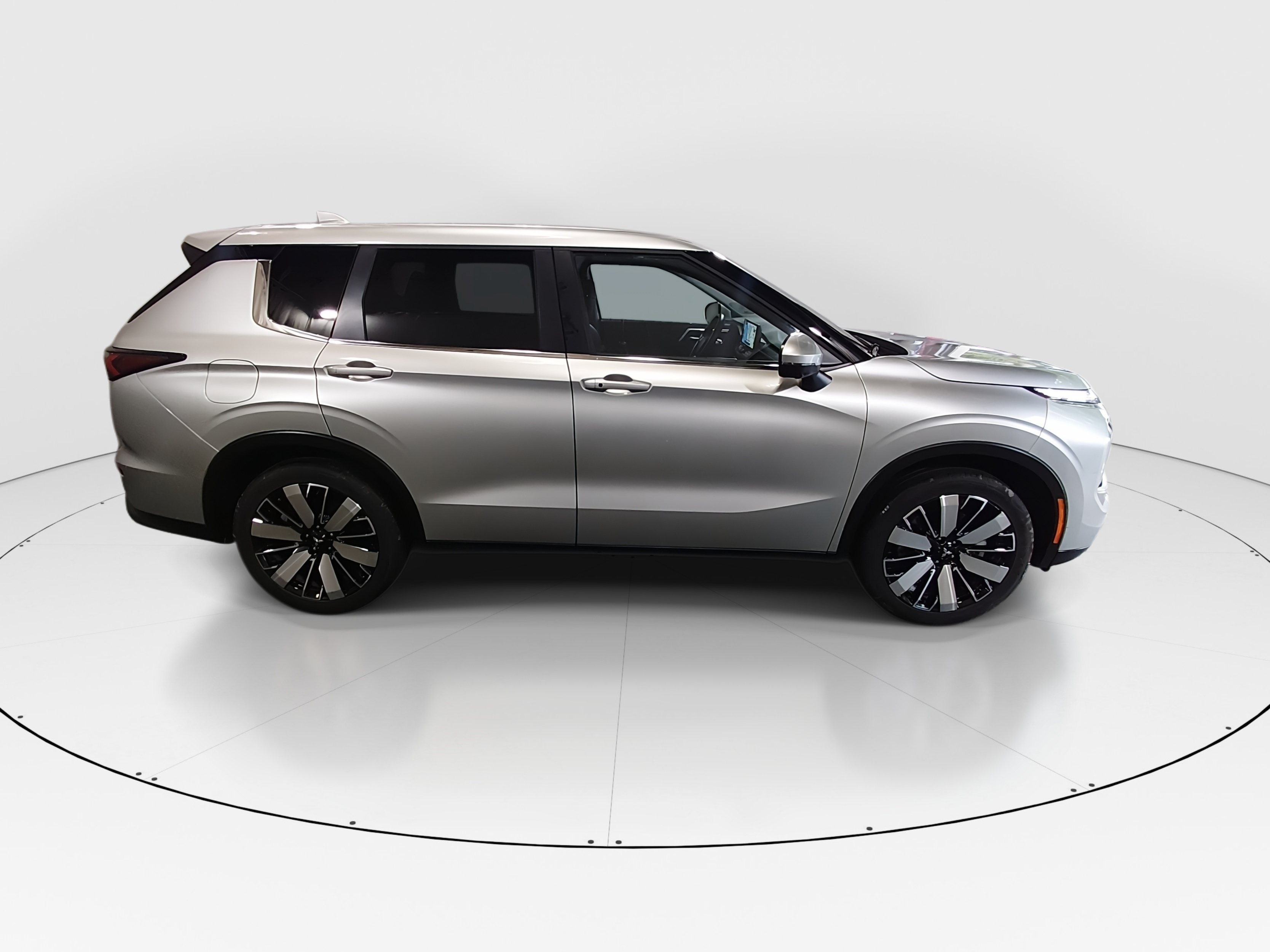 2025 Mitsubishi Outlander SE - Photo 8