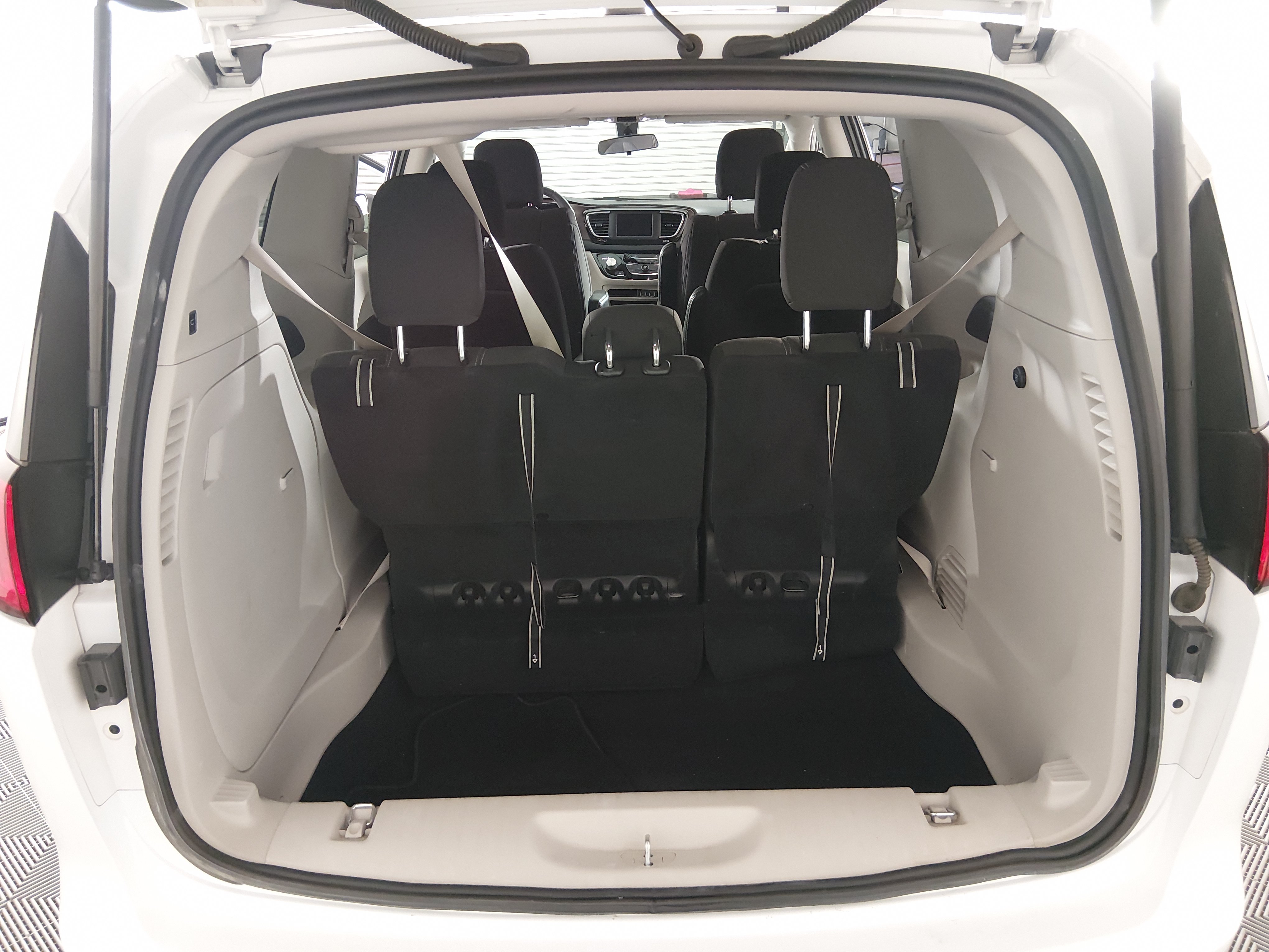 2022 Chrysler Voyager LX - Photo 11
