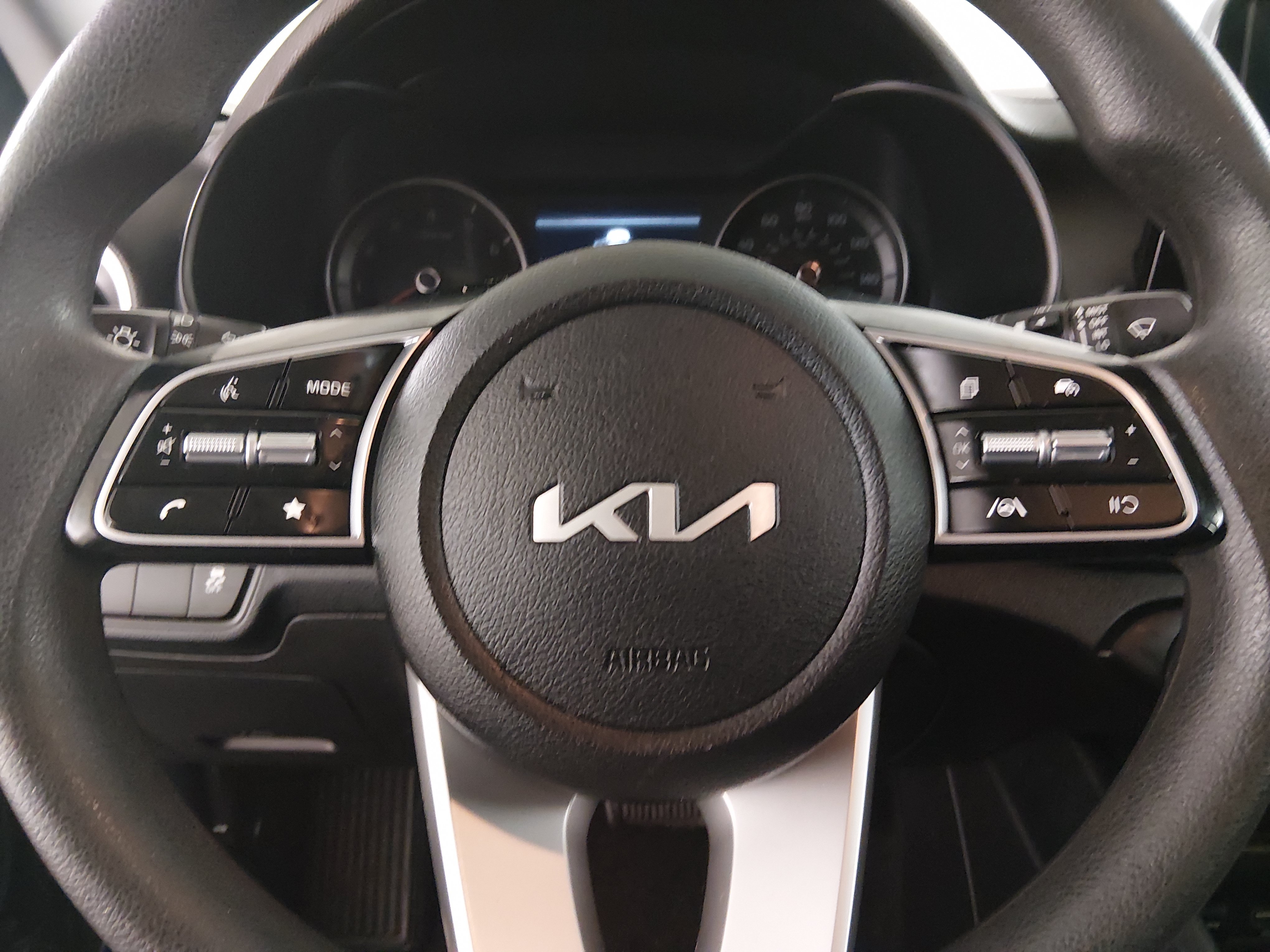 2024 Kia Forte LXS - Photo 12