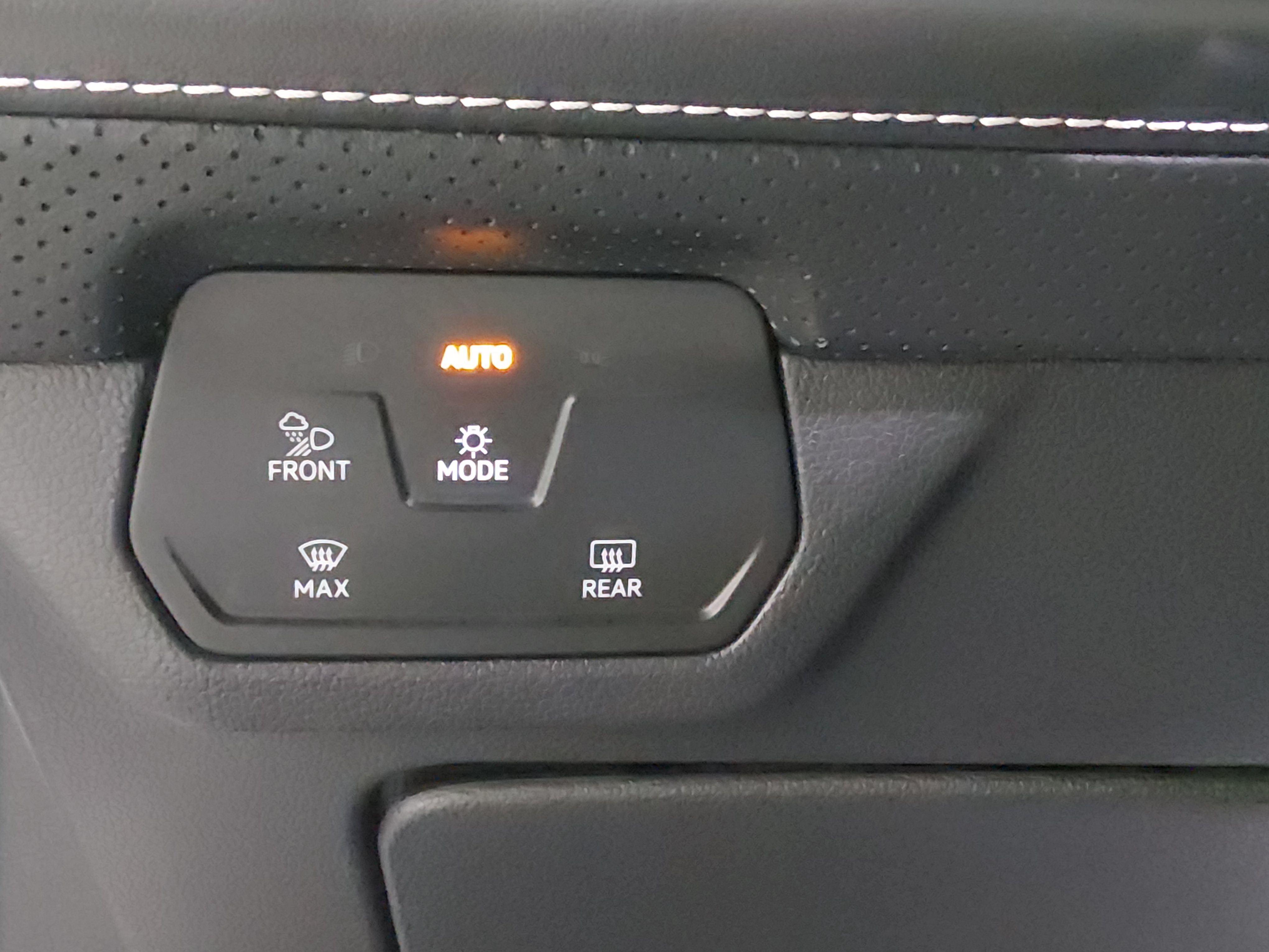 2024 Volkswagen Atlas Cross Sport SE w/Tech - Photo 13