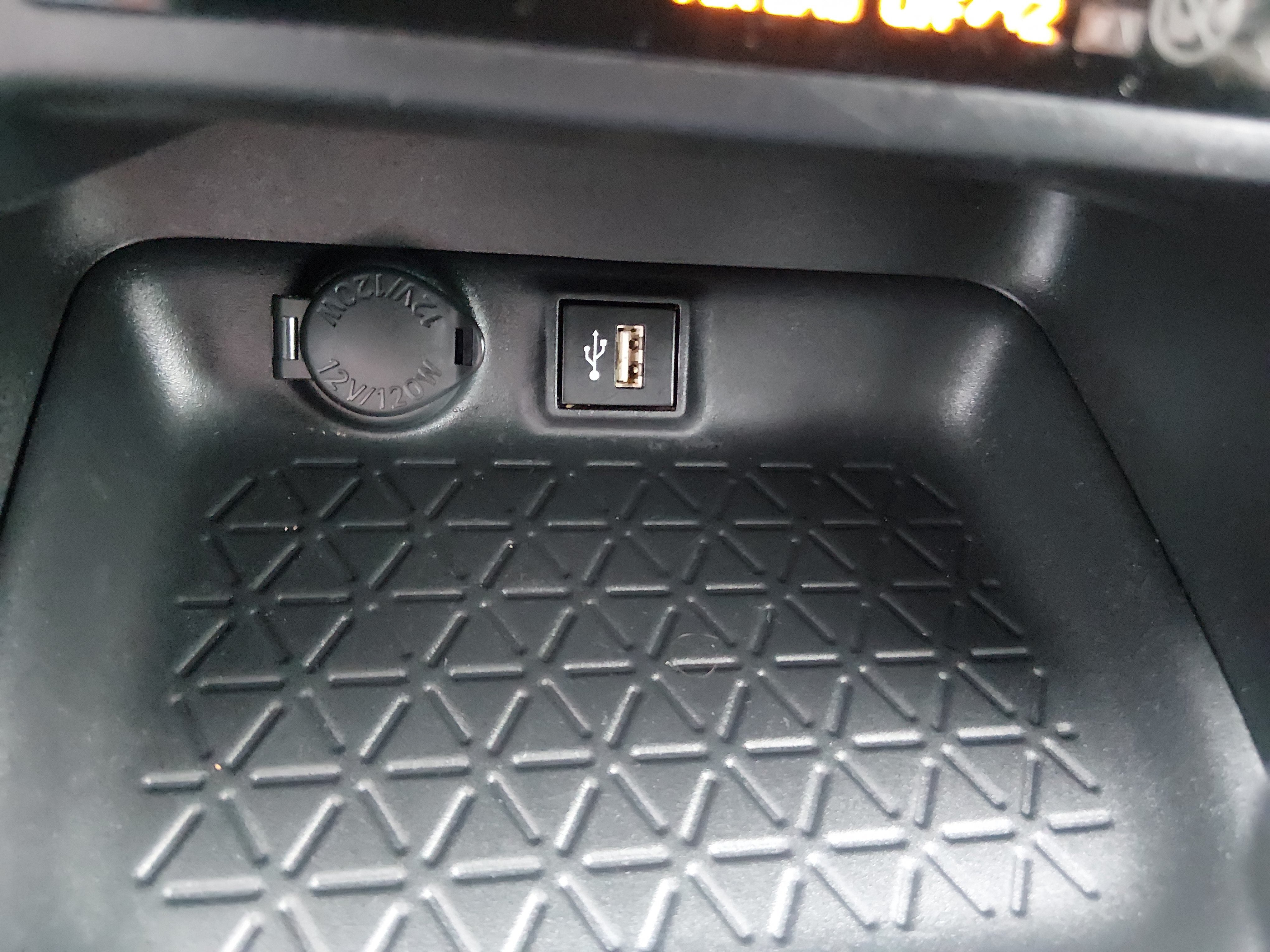 2025 Toyota RAV4 XLE - Photo 18