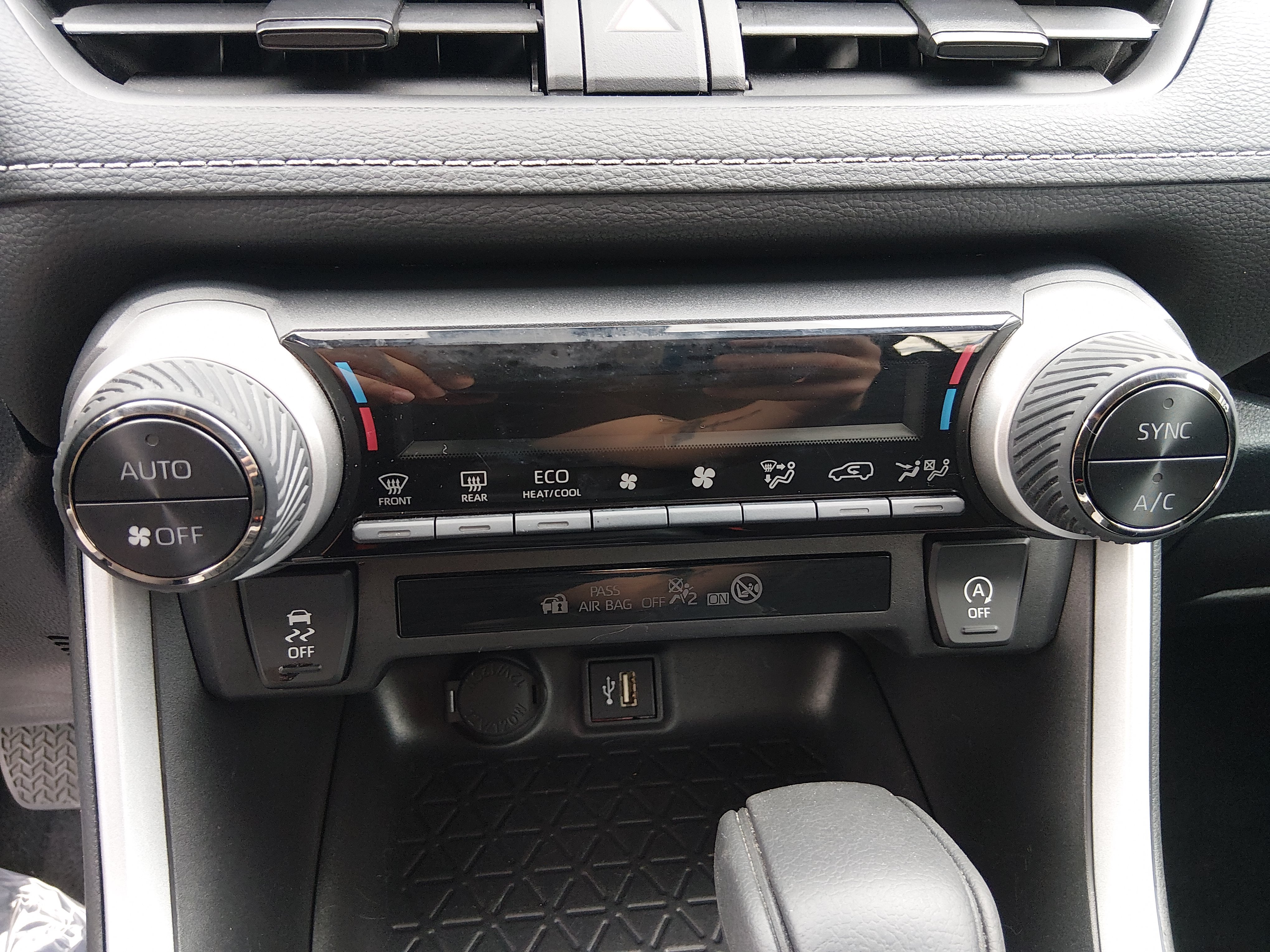 2025 Toyota RAV4 XLE - Photo 13
