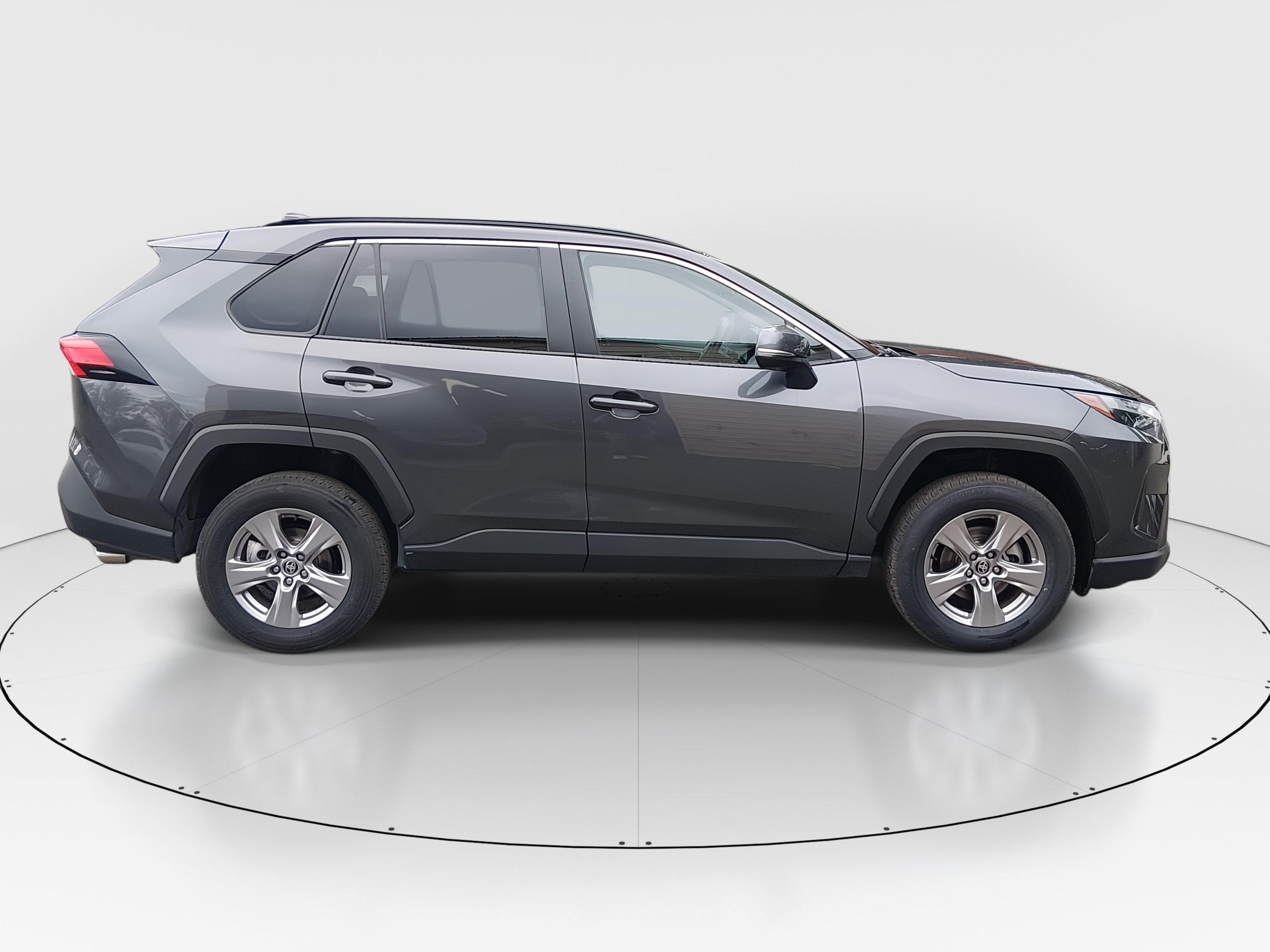 2025 Toyota RAV4 XLE - Photo 8