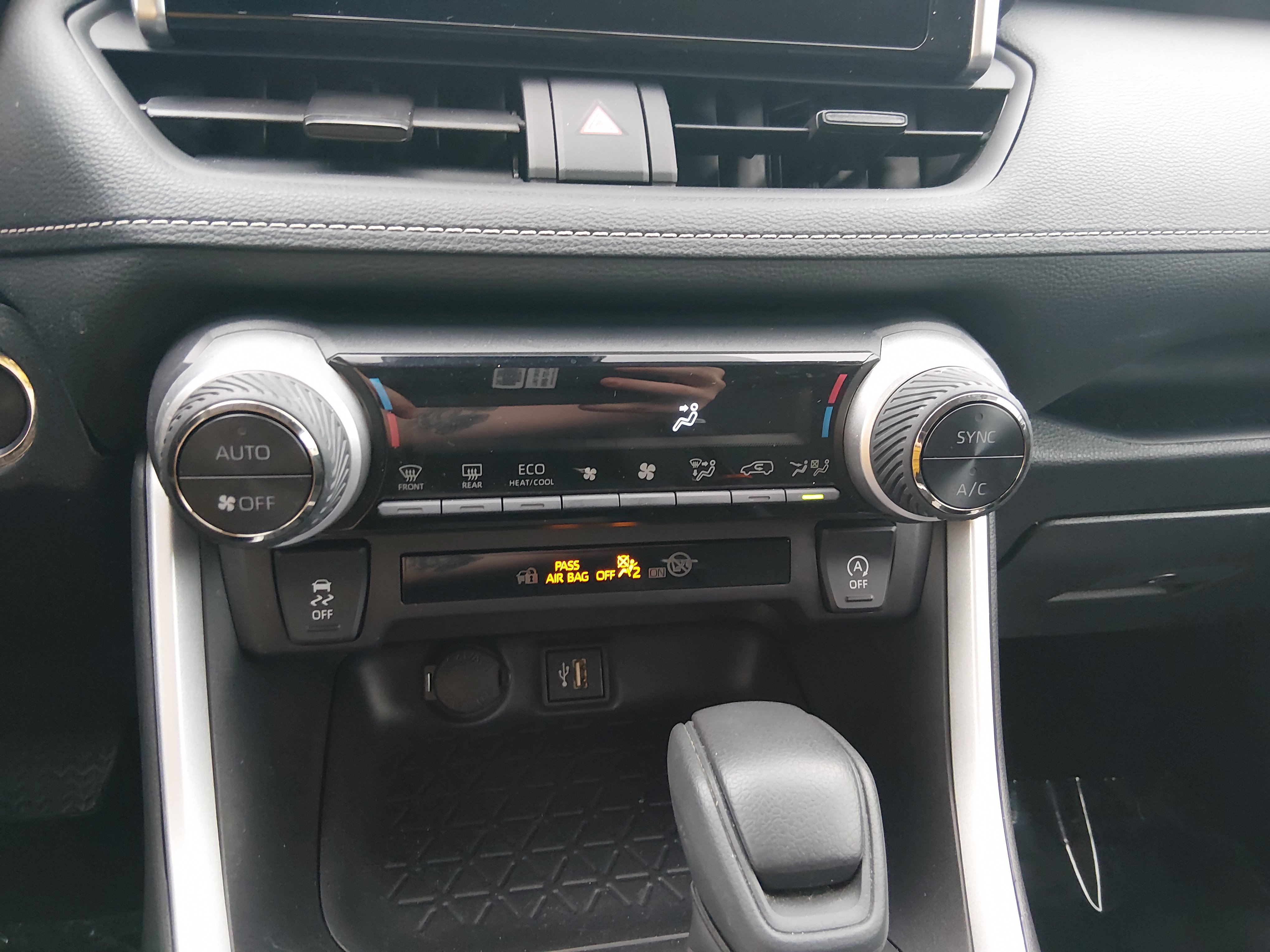 2024 Toyota RAV4 XLE - Photo 13