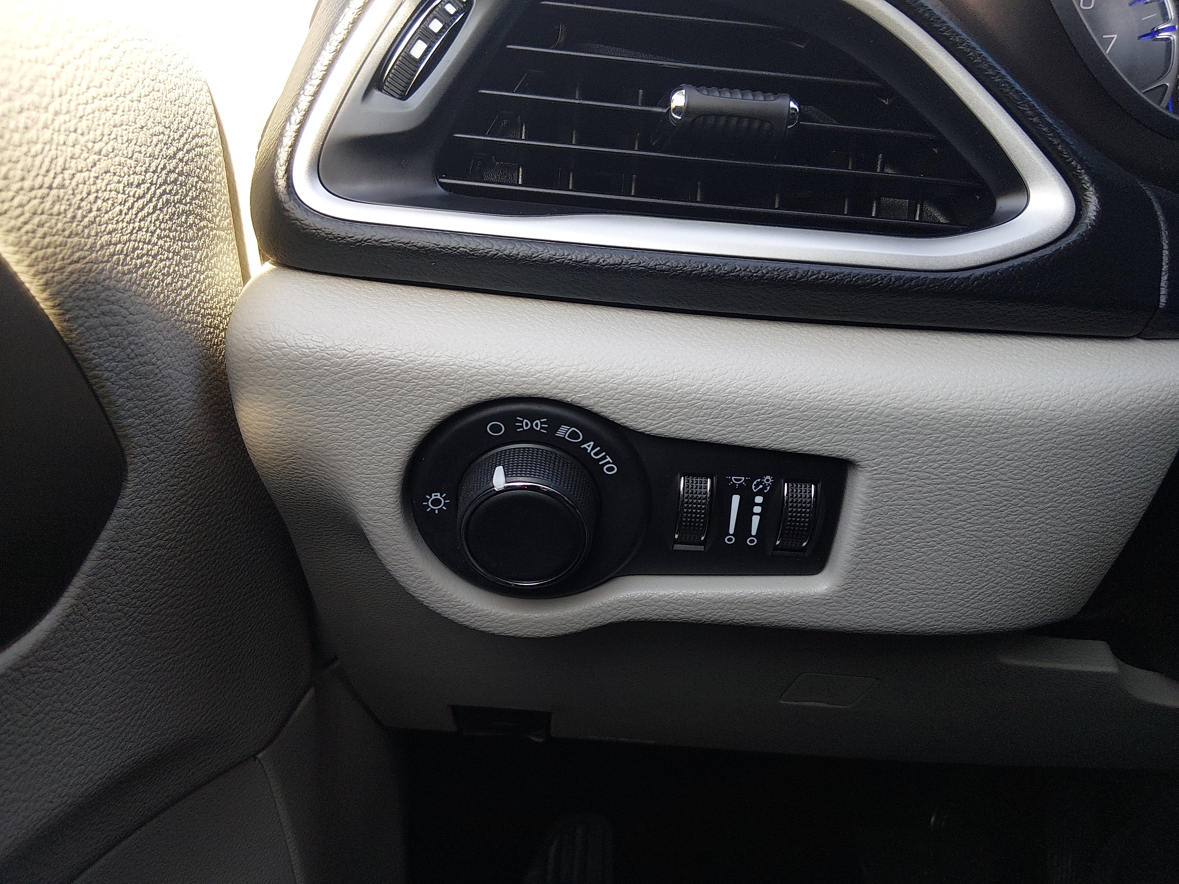 2020 Chrysler Voyager LX - Photo 18
