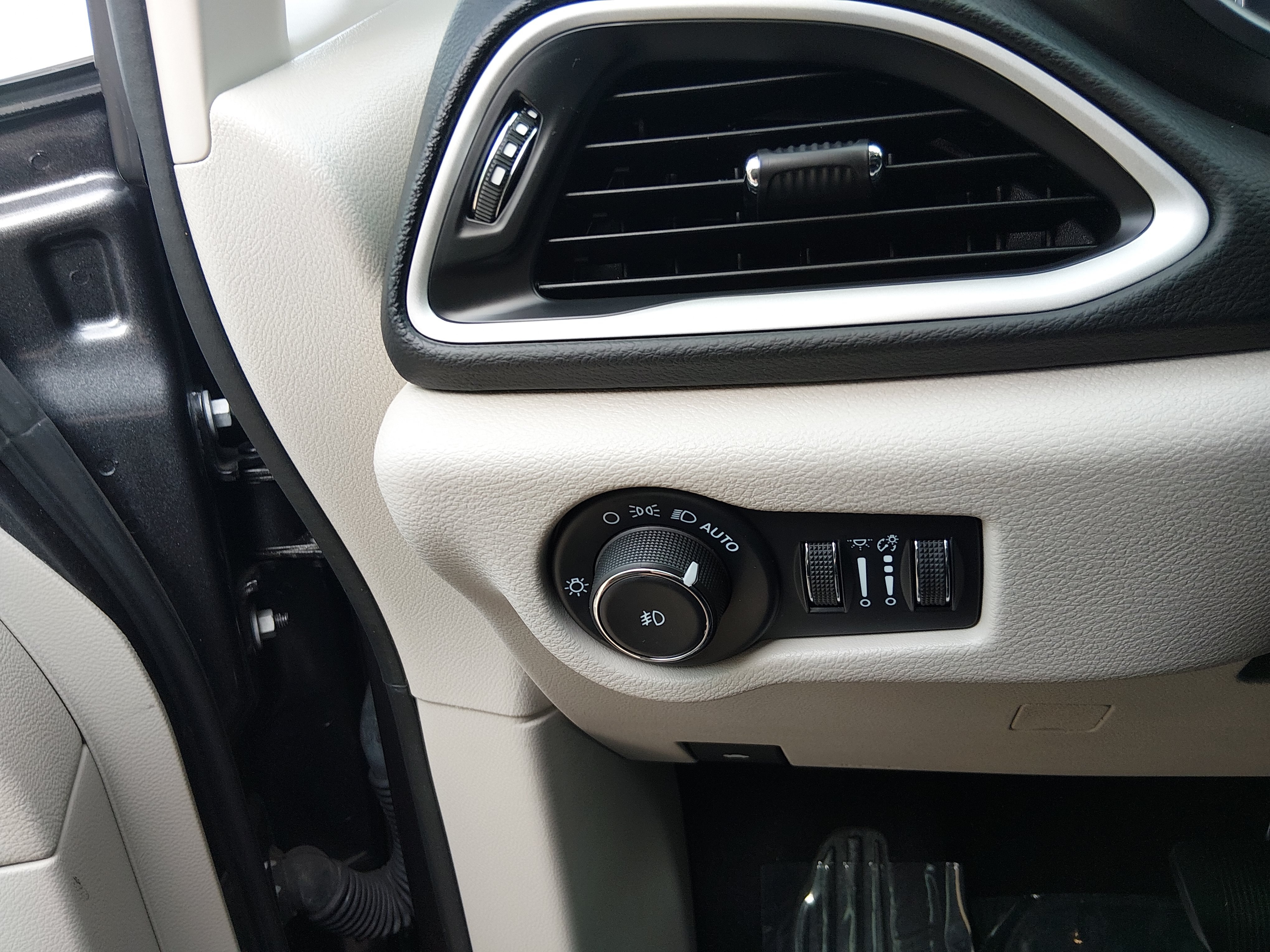2023 Chrysler Pacifica Touring L - Photo 13