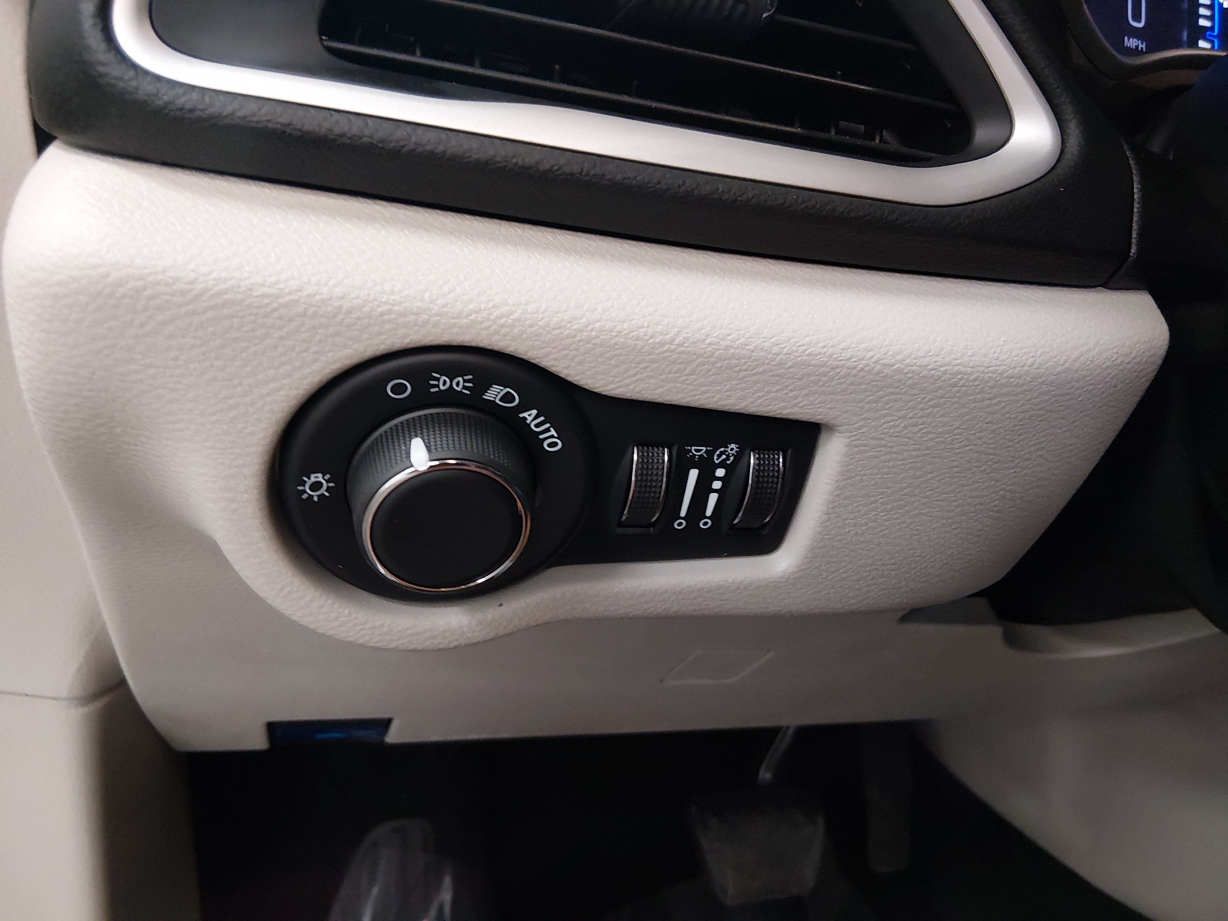 2024 Chrysler Voyager LX - Photo 13