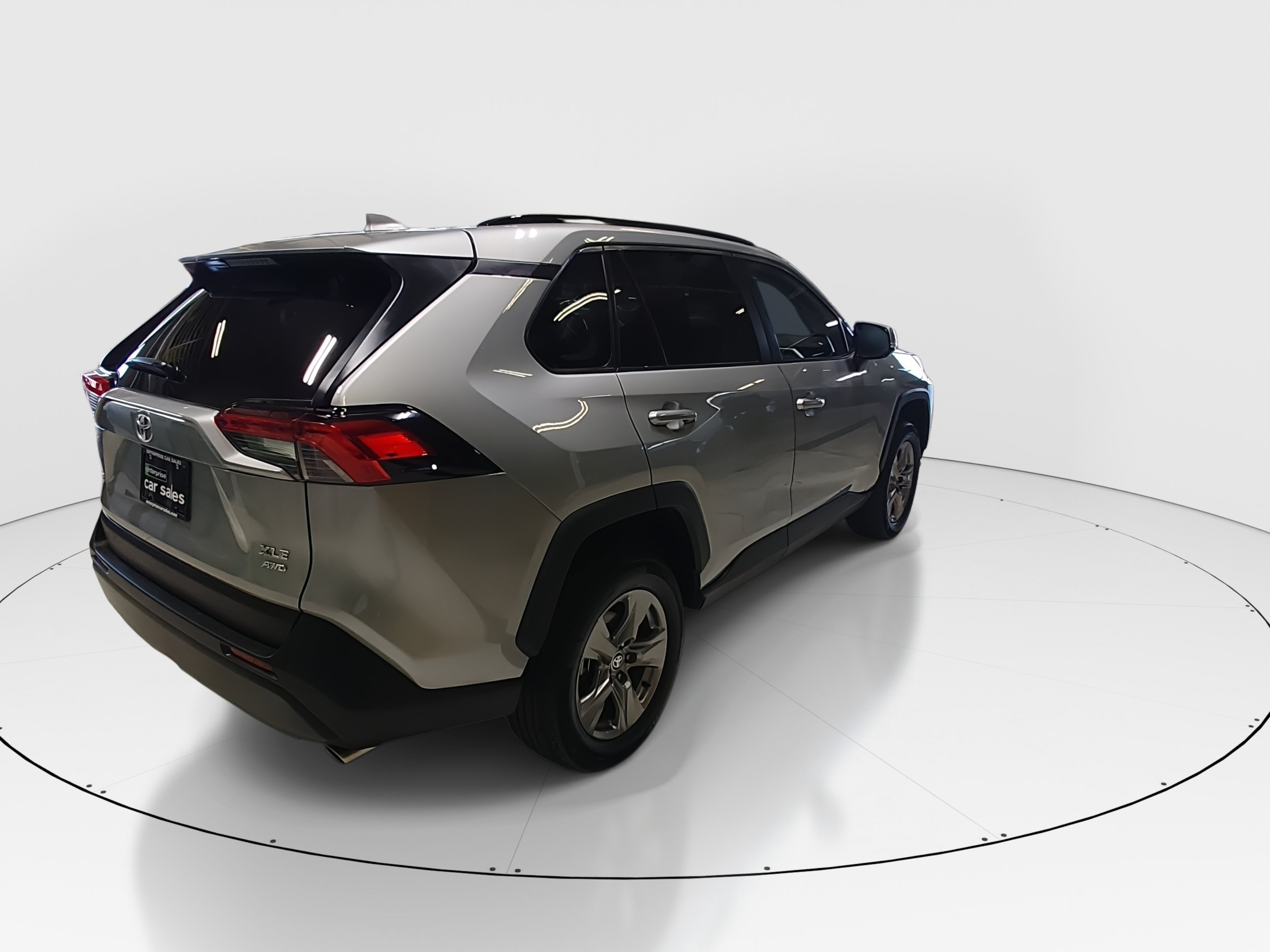 2025 Toyota RAV4 XLE - Photo 7