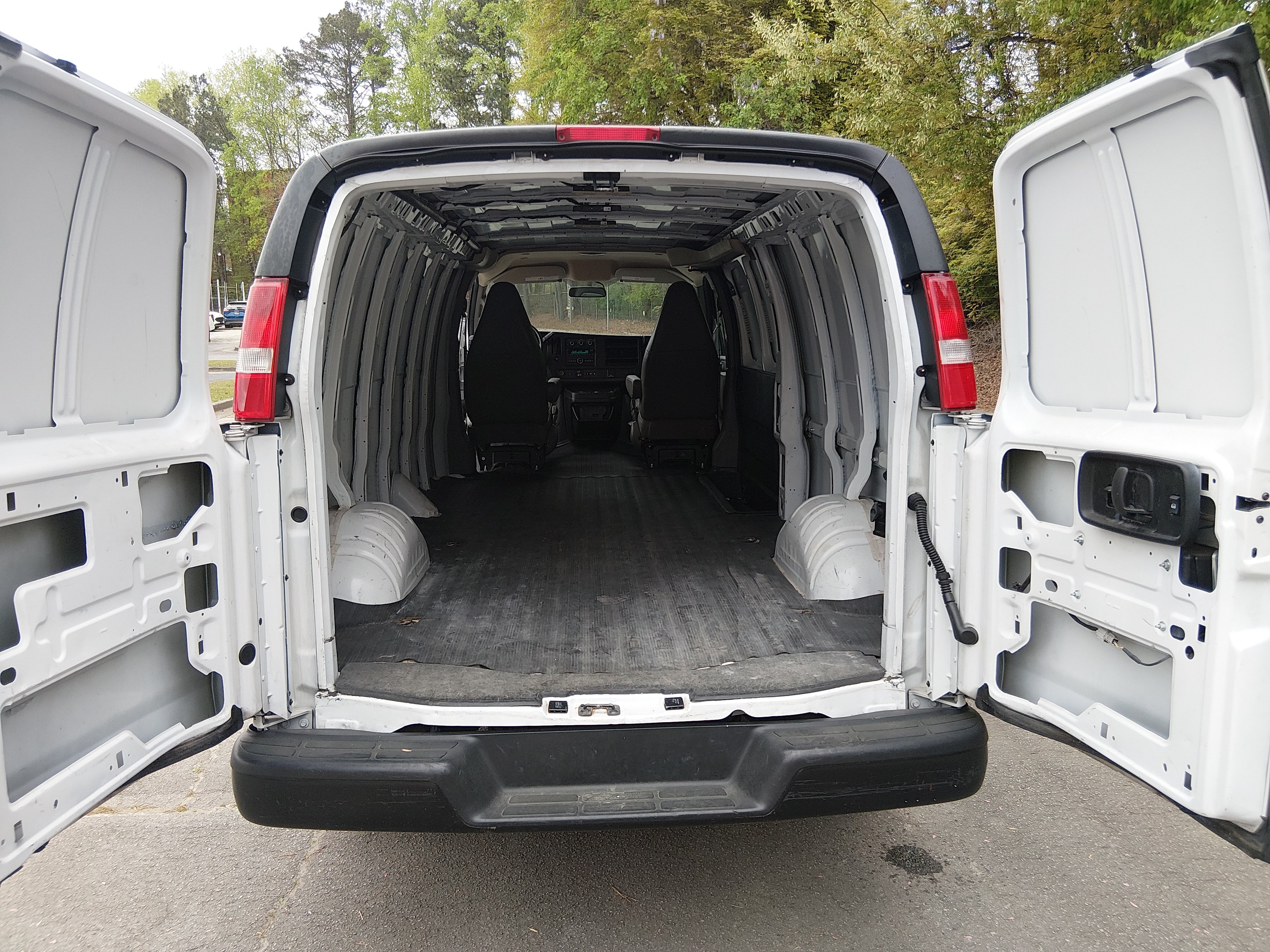 2023 GMC Savana Cargo Work Van - Photo 11