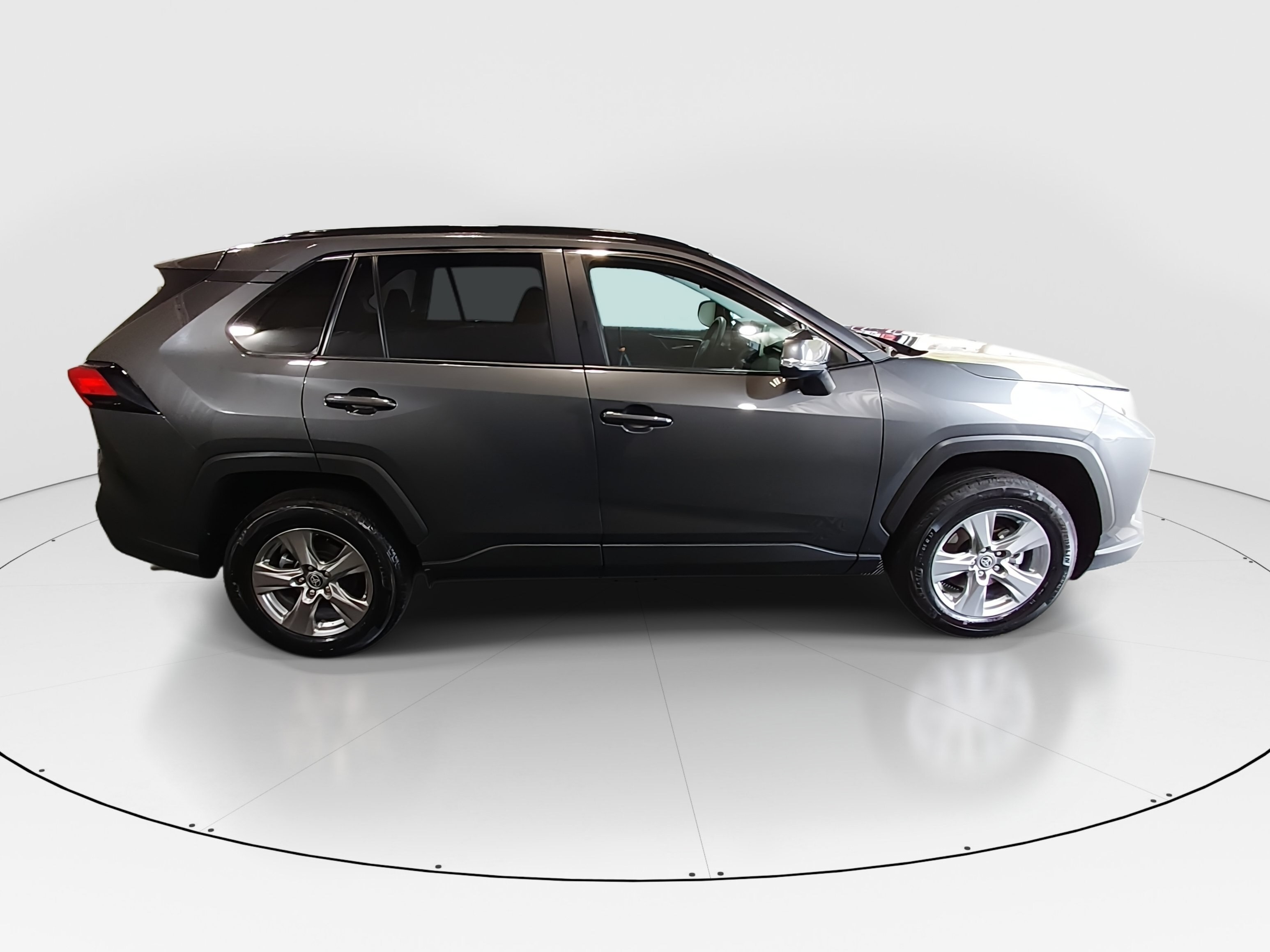 2025 Toyota RAV4 XLE - Photo 8